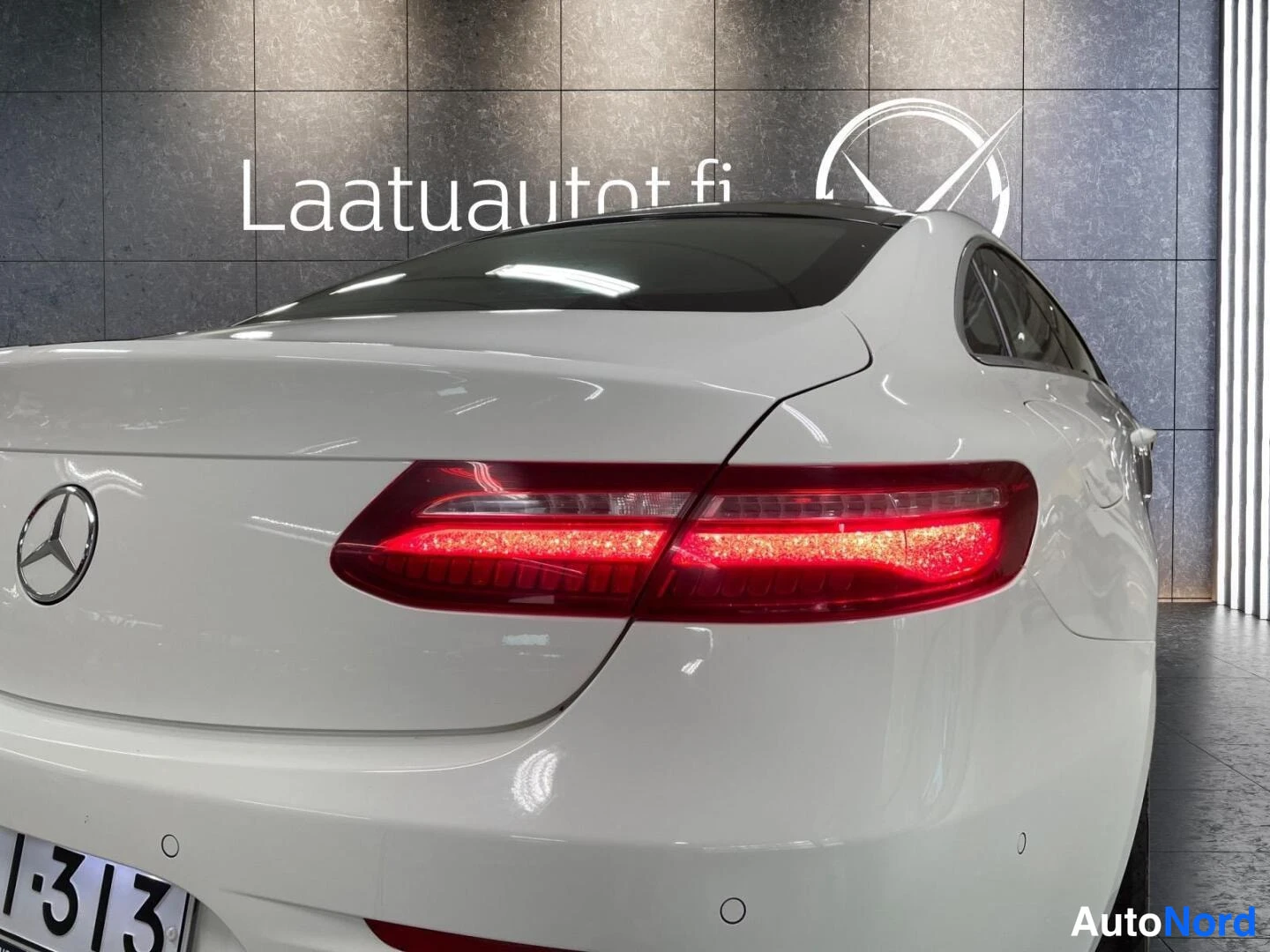 Valkoinen Mercedes-Benz E 2017, takaviisto, kuva 6