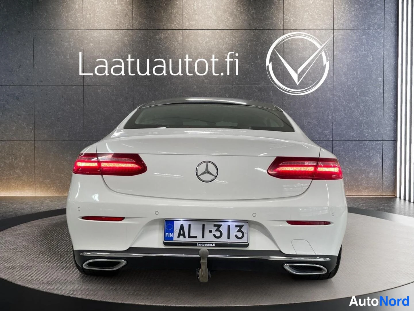 Valkoinen Mercedes-Benz E 2017, kuva 29