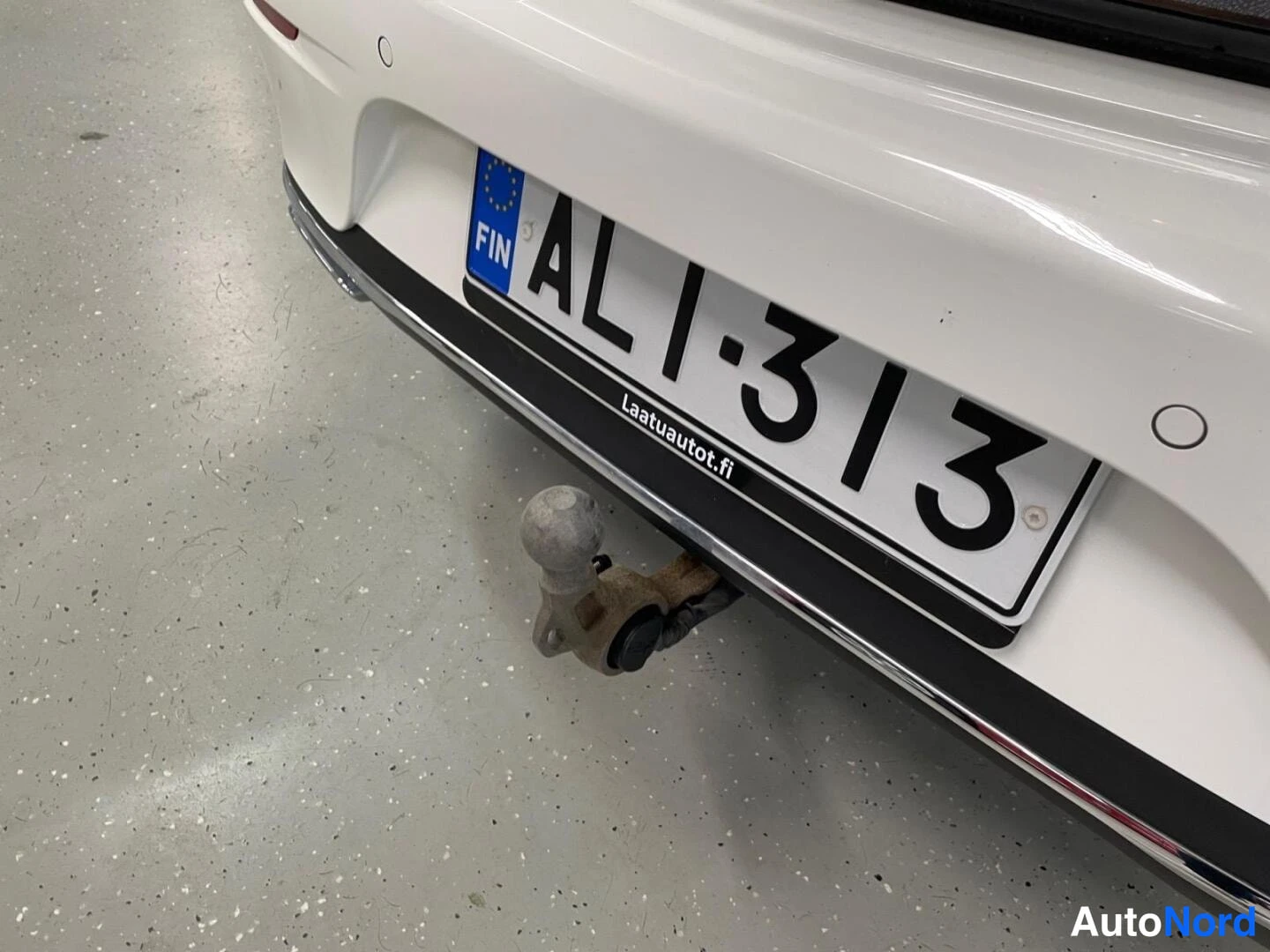 Valkoinen Mercedes-Benz E 2017, takaa, kuva 8
