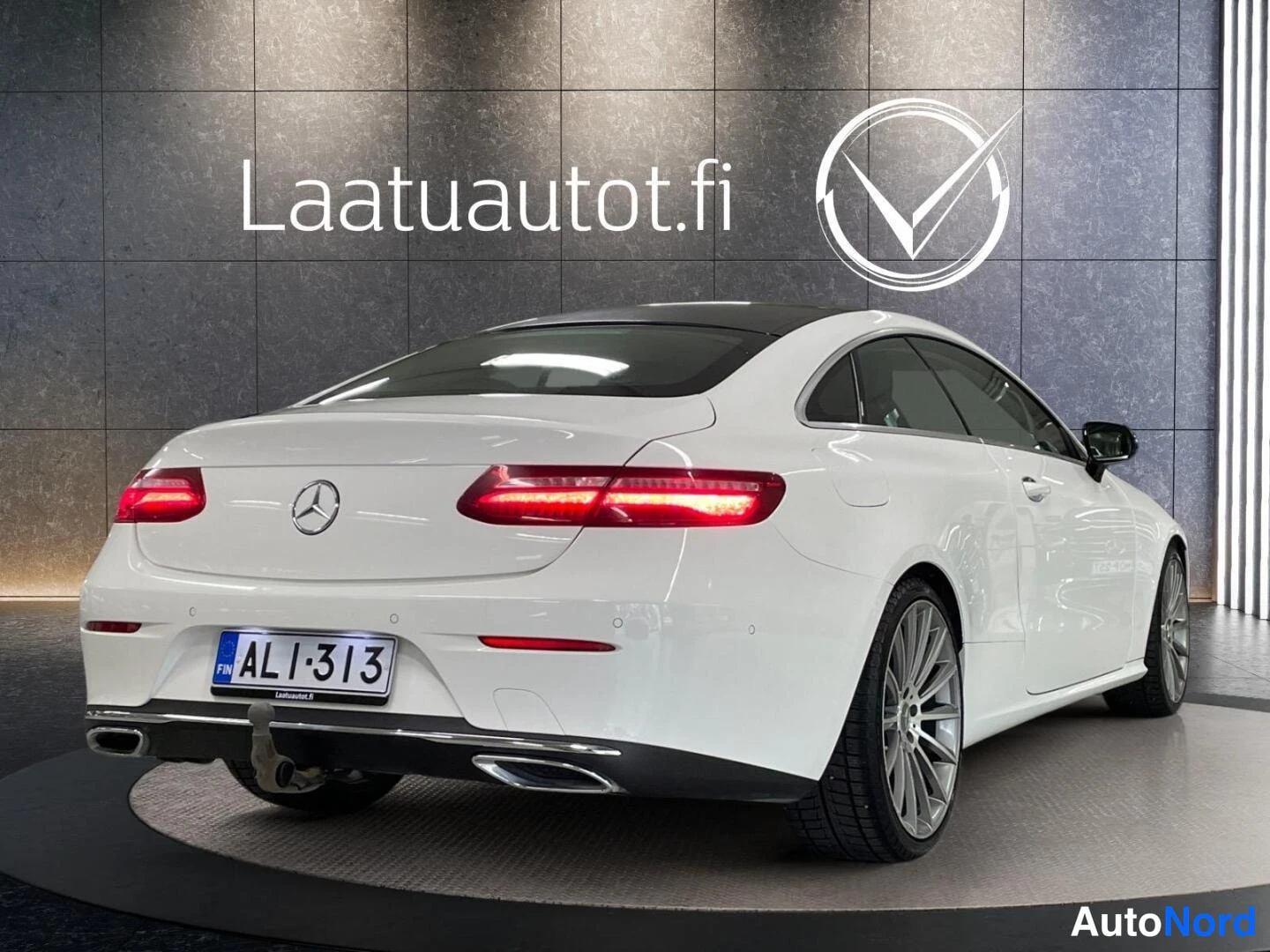 Valkoinen Mercedes-Benz E 2017, takaviisto, kuva 5
