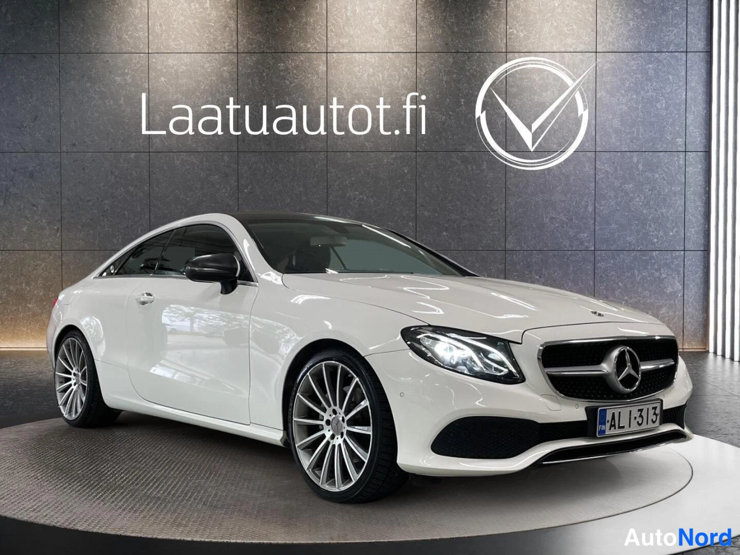Valkoinen Mercedes-Benz E 2017, etuviisto, keula oikealle, kuva 2