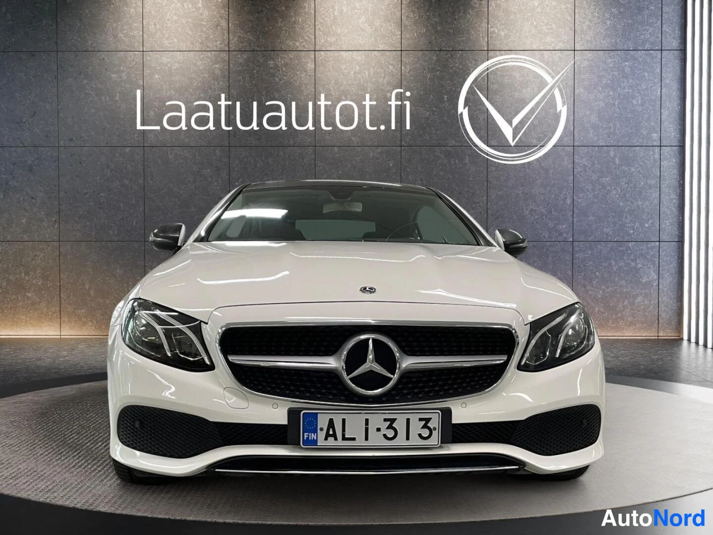 Valkoinen Mercedes-Benz E 2017, edestä, kuva 3
