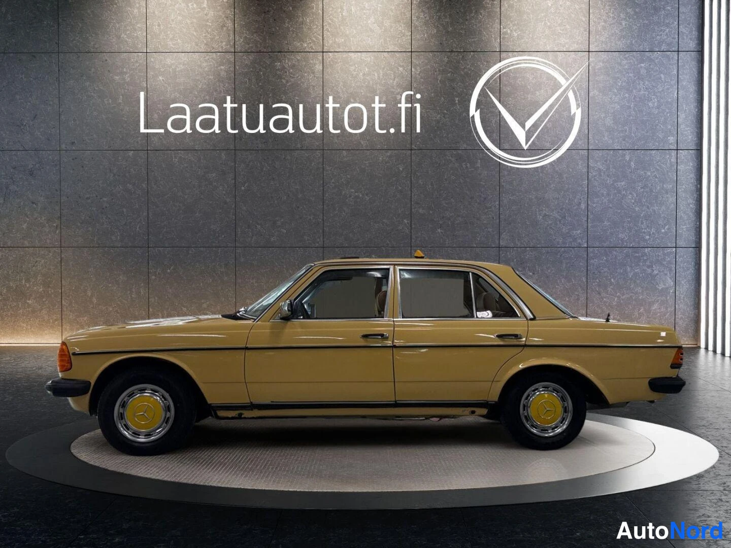 Keltainen Mercedes-Benz 230 1980, sivulta, kuva 2