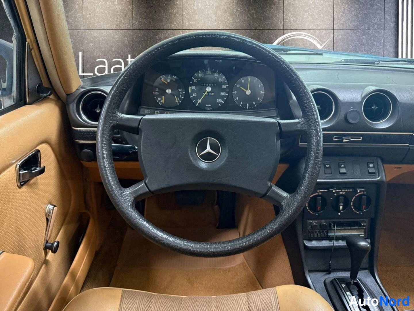 Keltainen Mercedes-Benz 230 1980, kuva 19