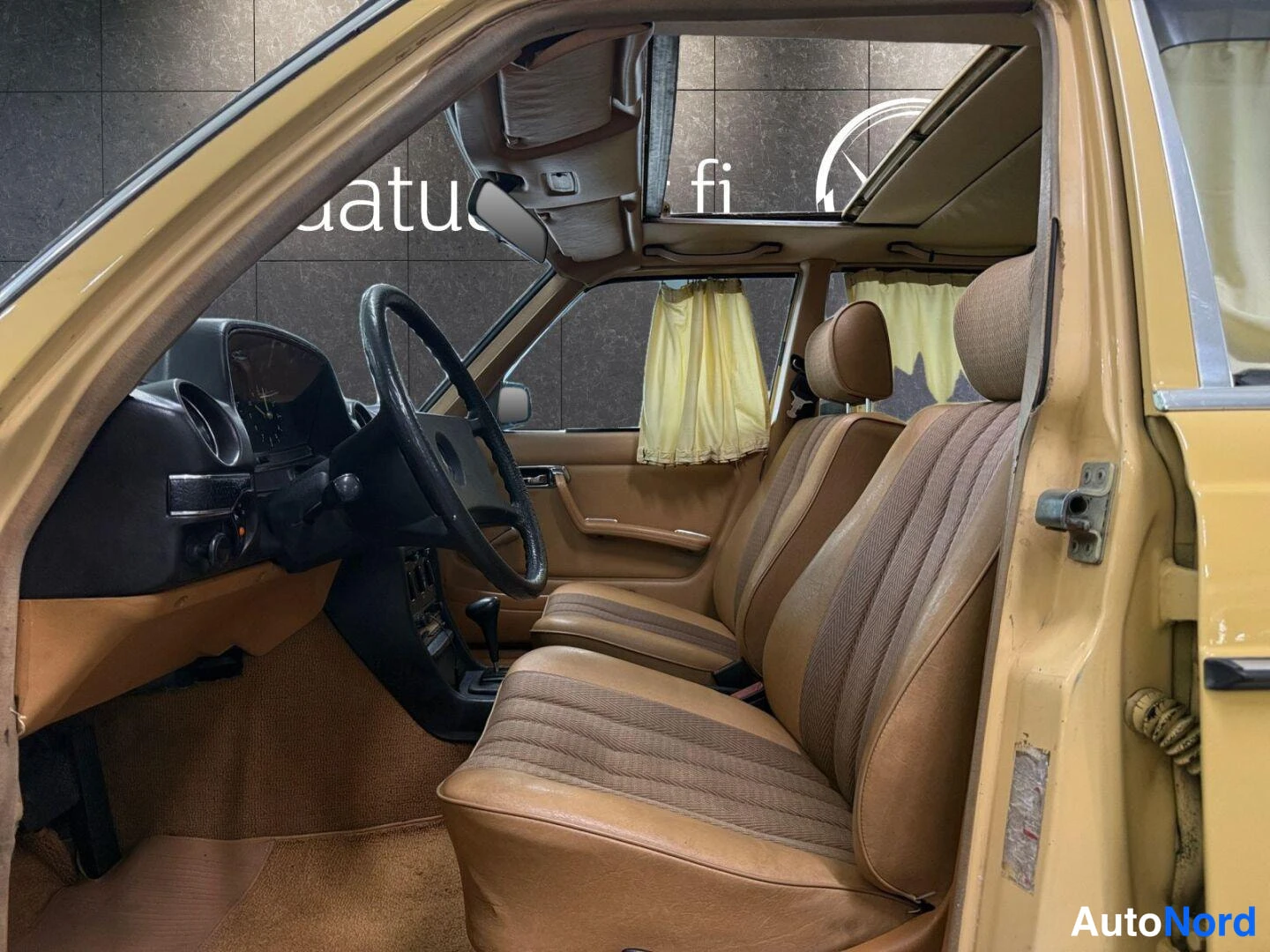 Keltainen Mercedes-Benz 230 1980, kuva 20