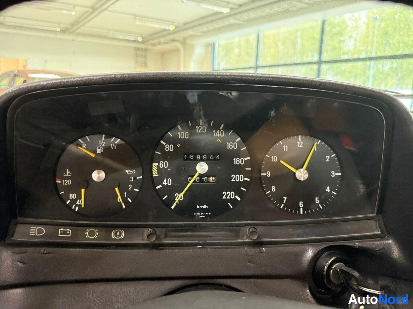 Keltainen Mercedes-Benz 230 1980, yksityiskohta, kuva 10