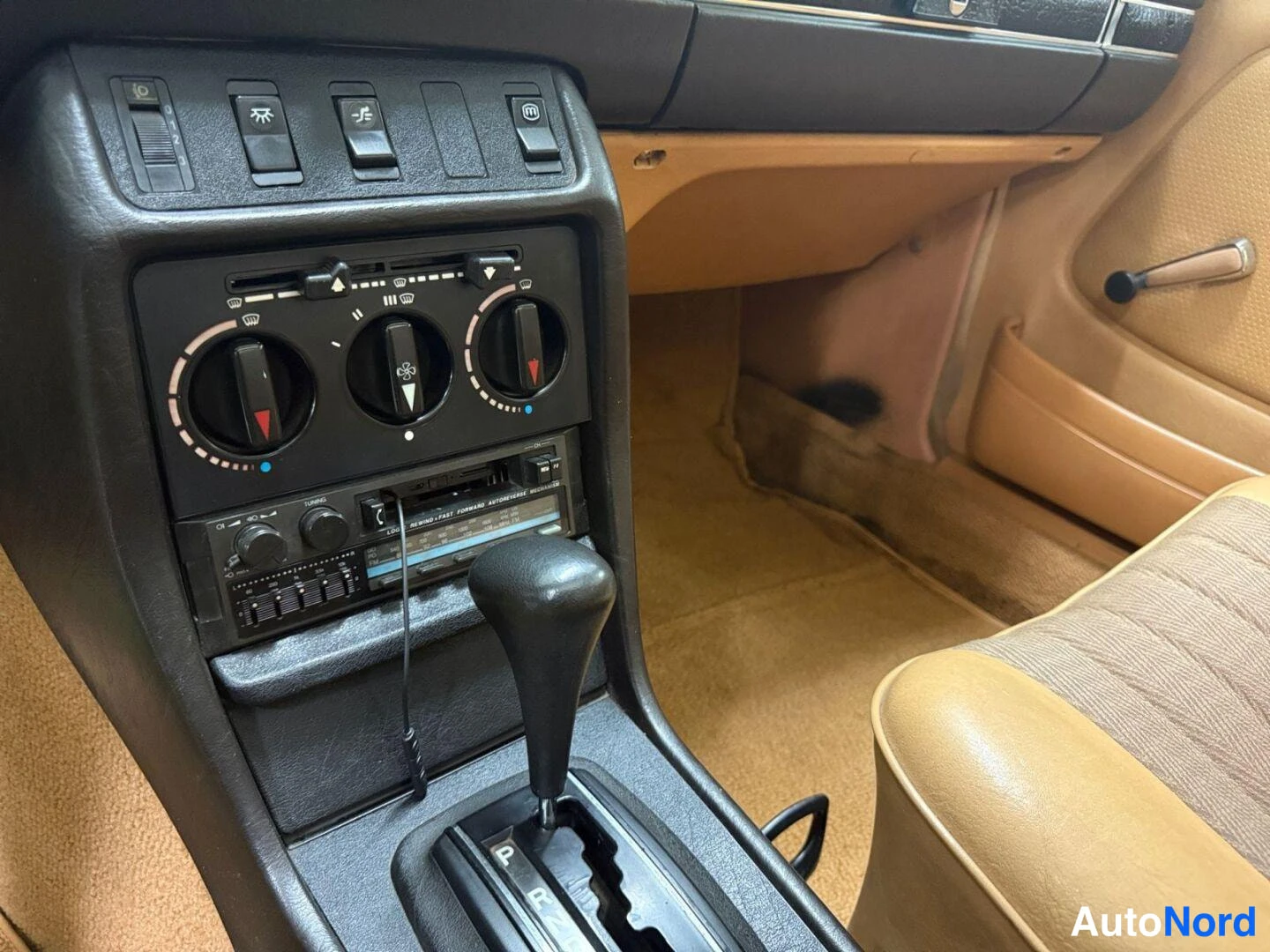 Keltainen Mercedes-Benz 230 1980, yksityiskohta, kuva 7
