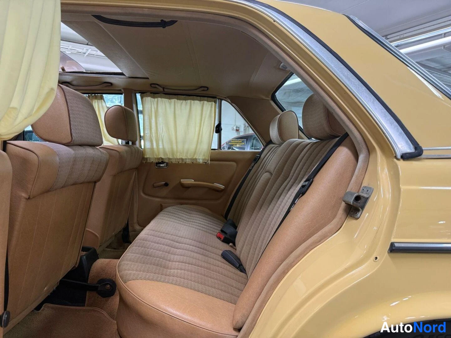 Keltainen Mercedes-Benz 230 1980, kuva 11