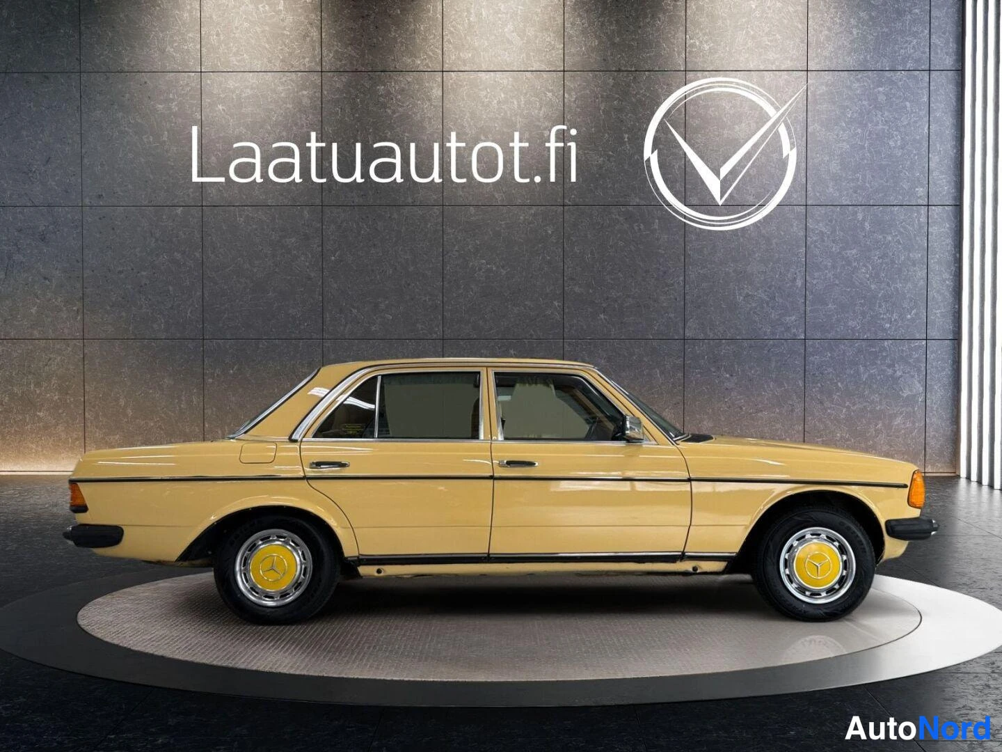Keltainen Mercedes-Benz 230 1980, sivulta, kuva 3