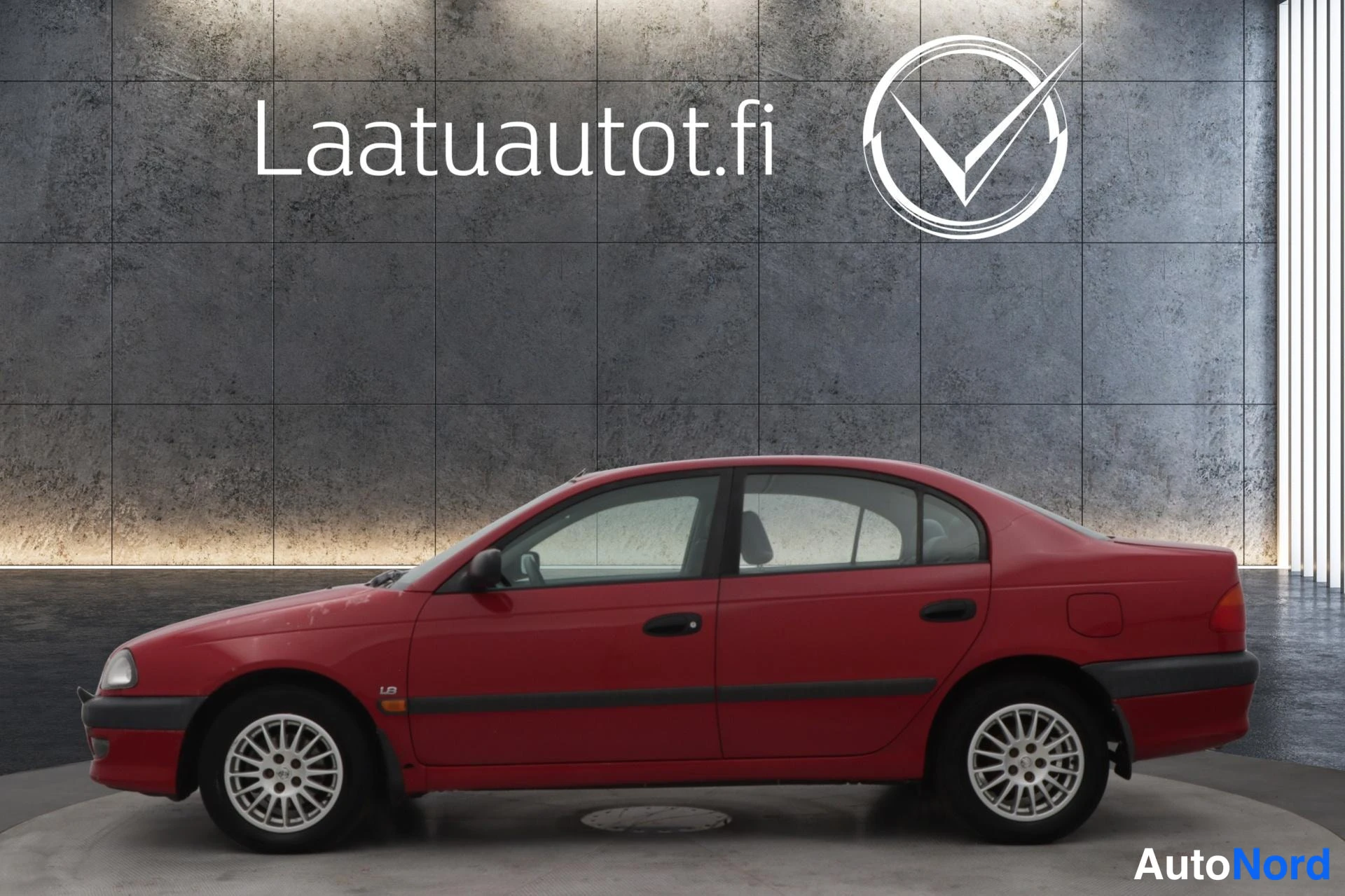 Punainen Toyota Avensis 2000, sivulta, kuva 3