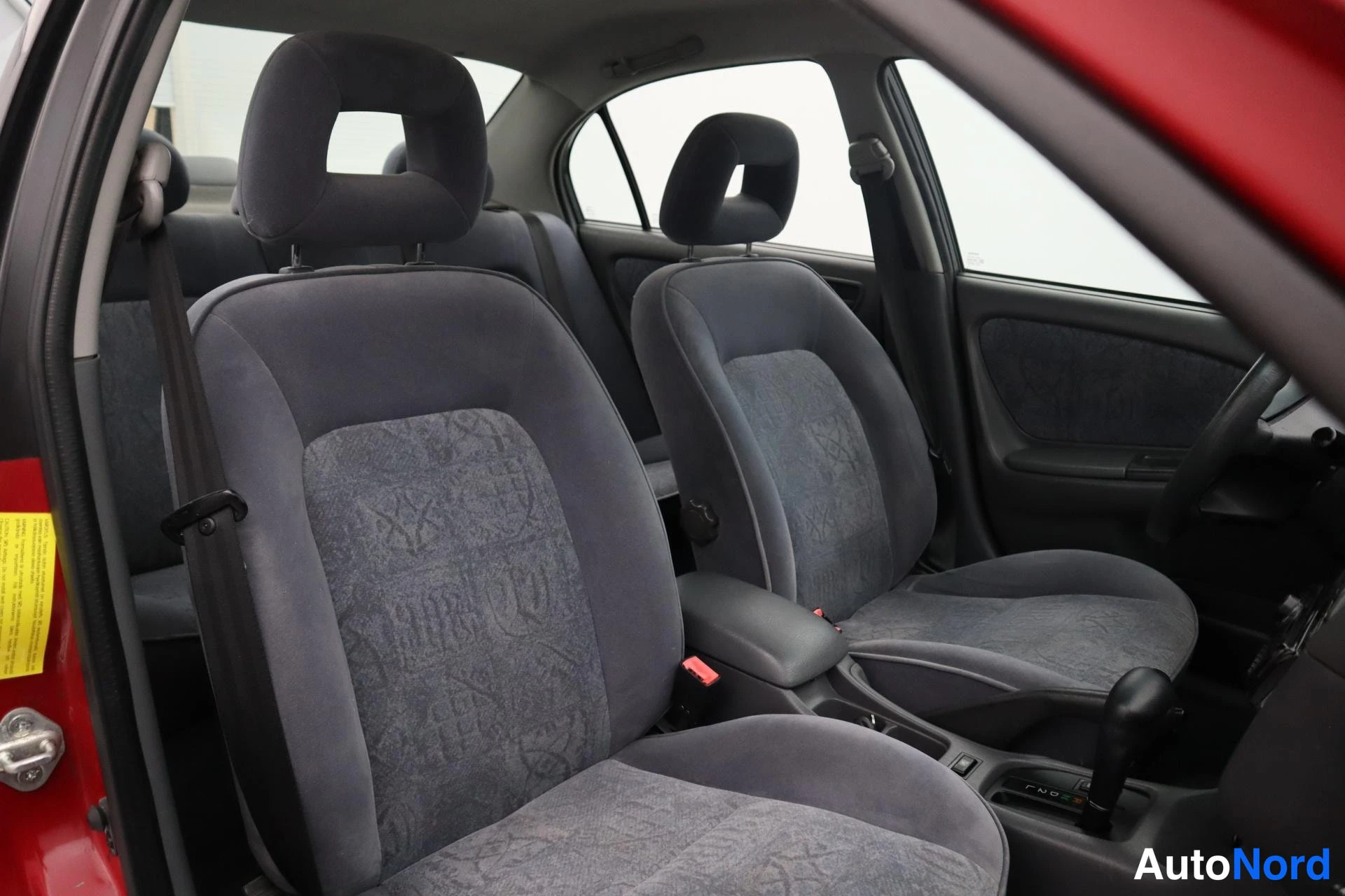 Punainen Toyota Avensis 2000, kuva 16