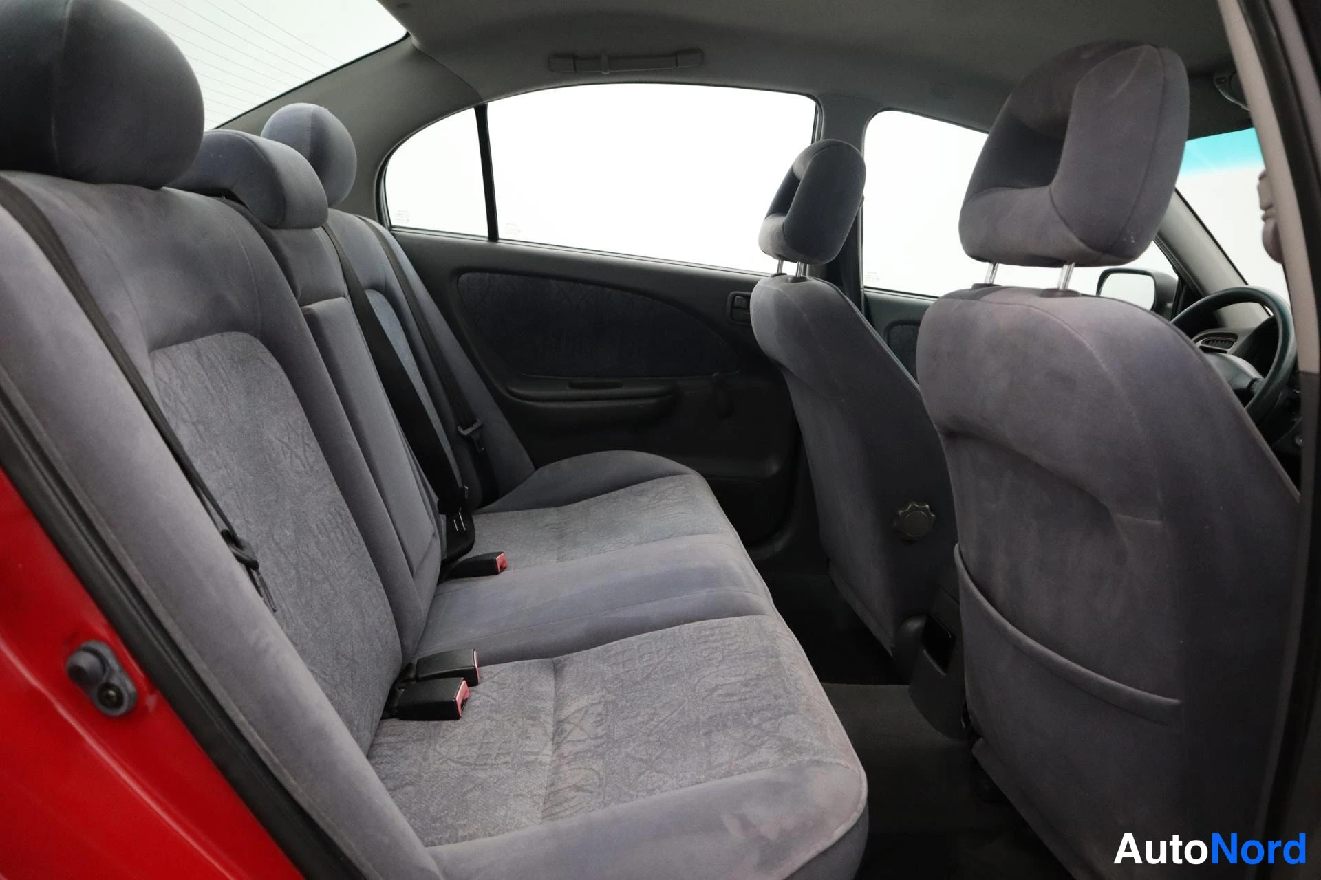 Punainen Toyota Avensis 2000, kuva 17