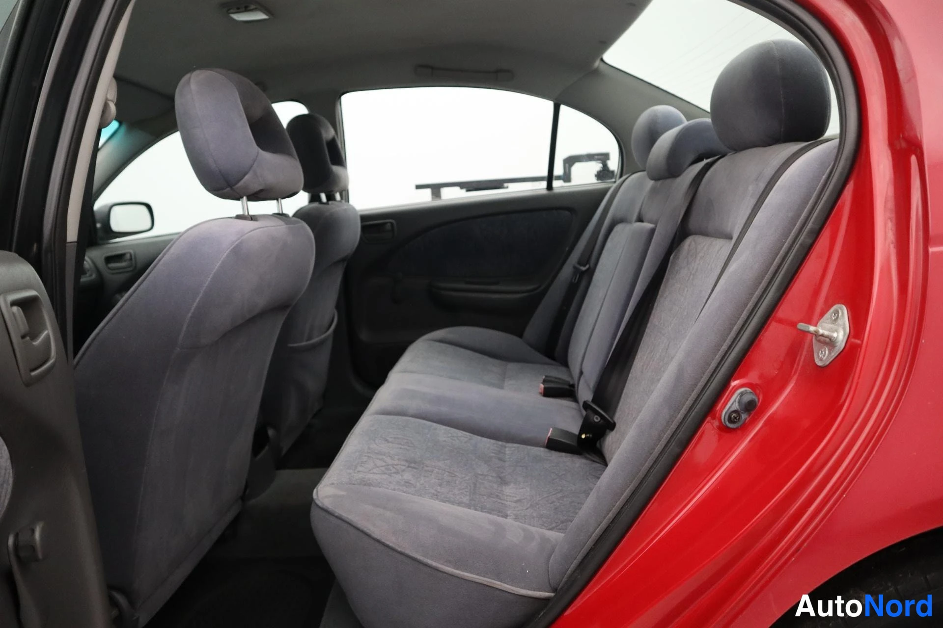 Punainen Toyota Avensis 2000, kuva 18