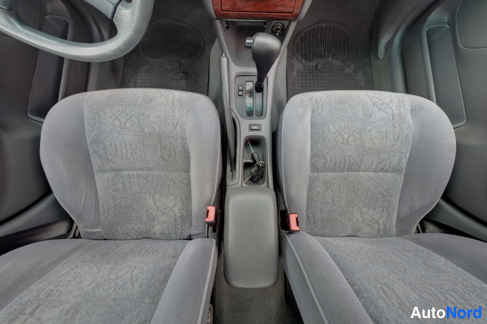 Punainen Toyota Avensis 2000, kuva 19