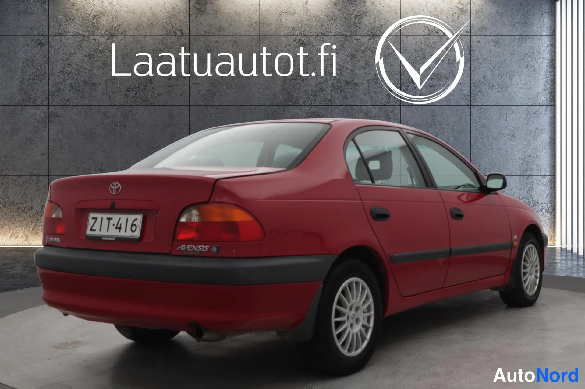 Punainen Toyota Avensis 2000, takaviisto, kuva 6
