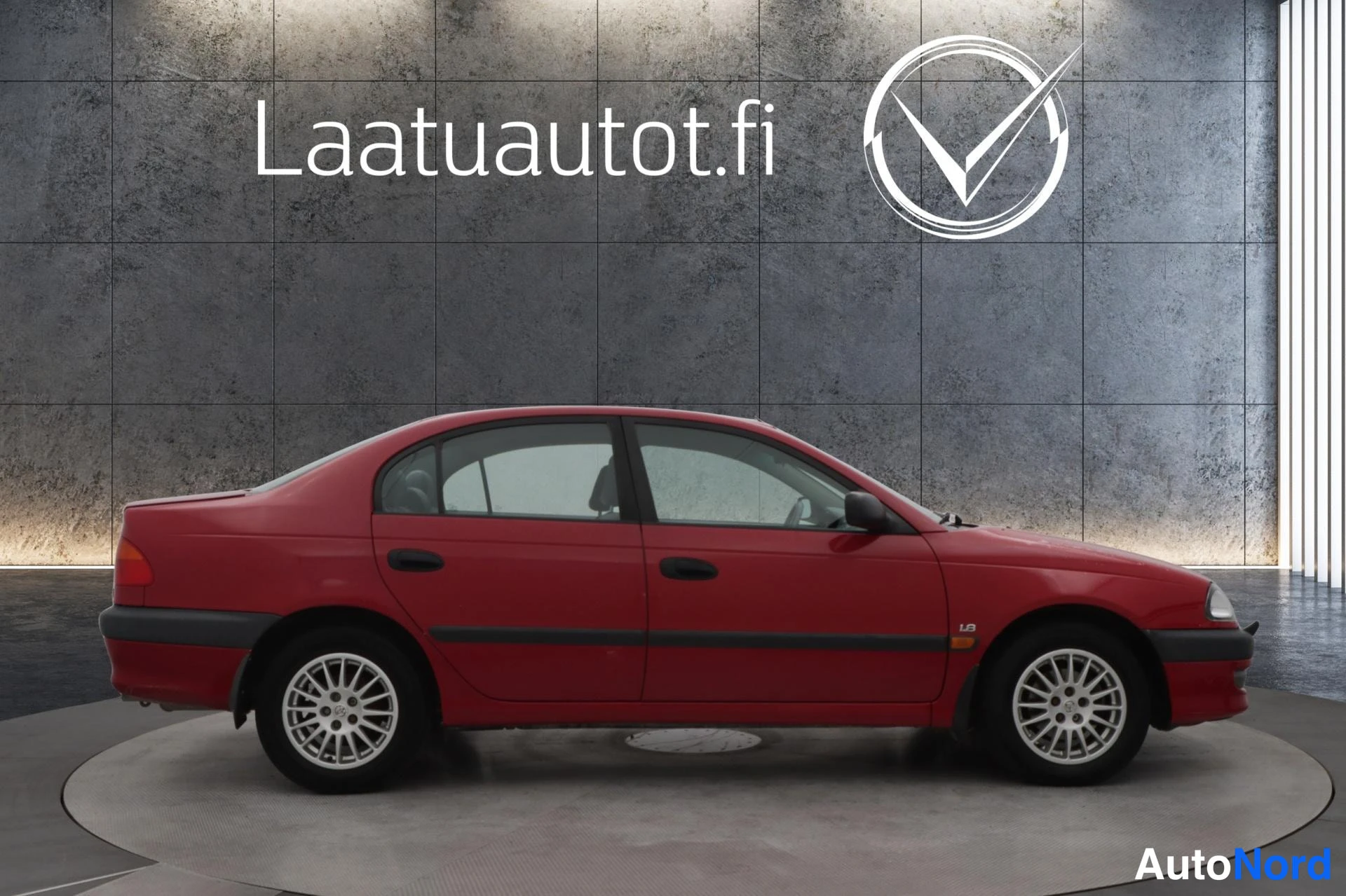 Punainen Toyota Avensis 2000, sivulta, kuva 4