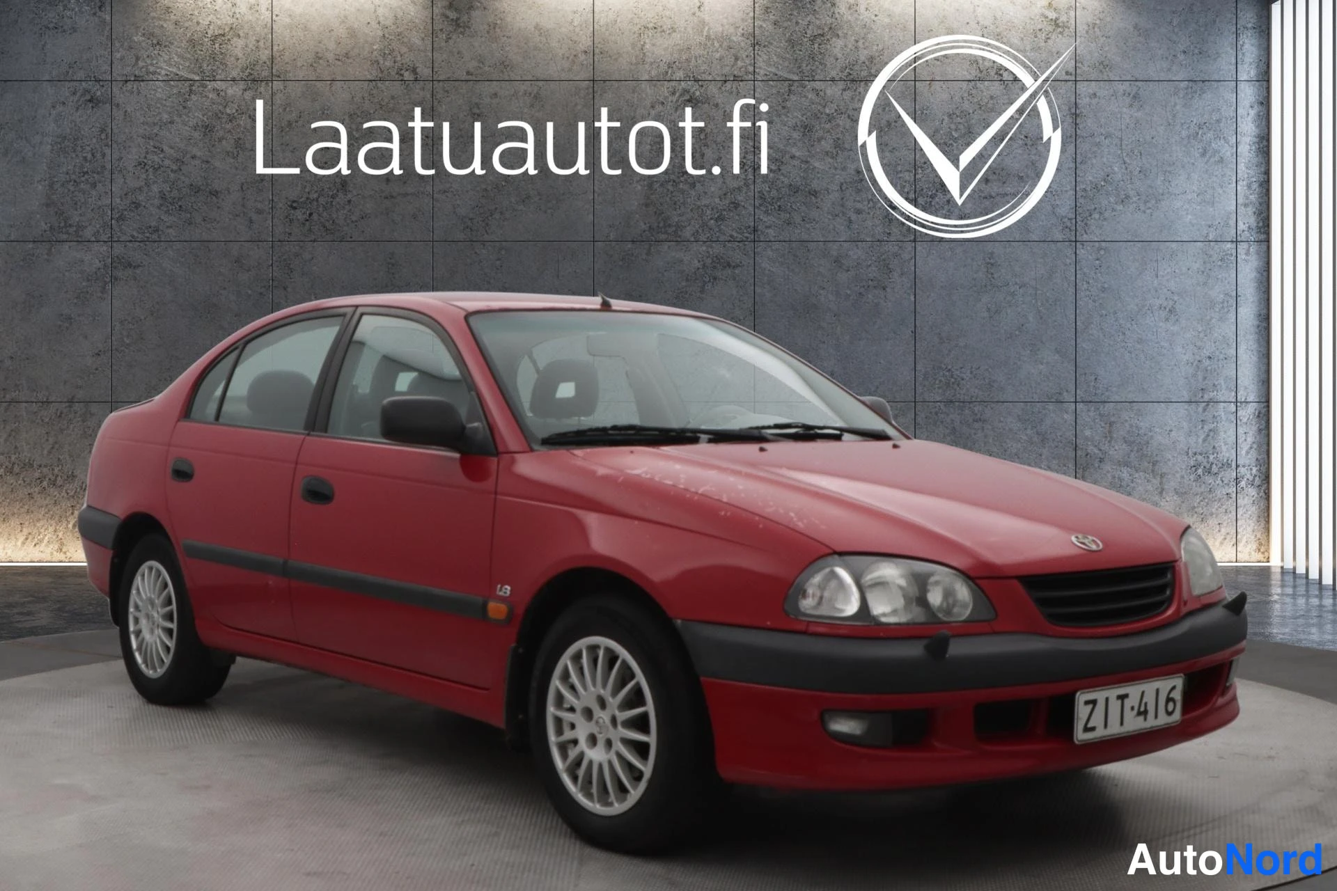 Punainen Toyota Avensis 2000, etuviisto, keula oikealle, kuva 2