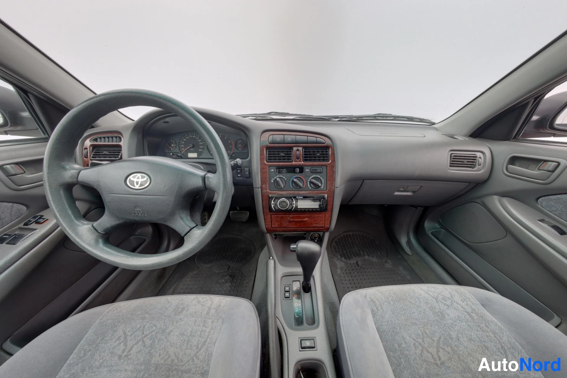 Punainen Toyota Avensis 2000, kuva 12