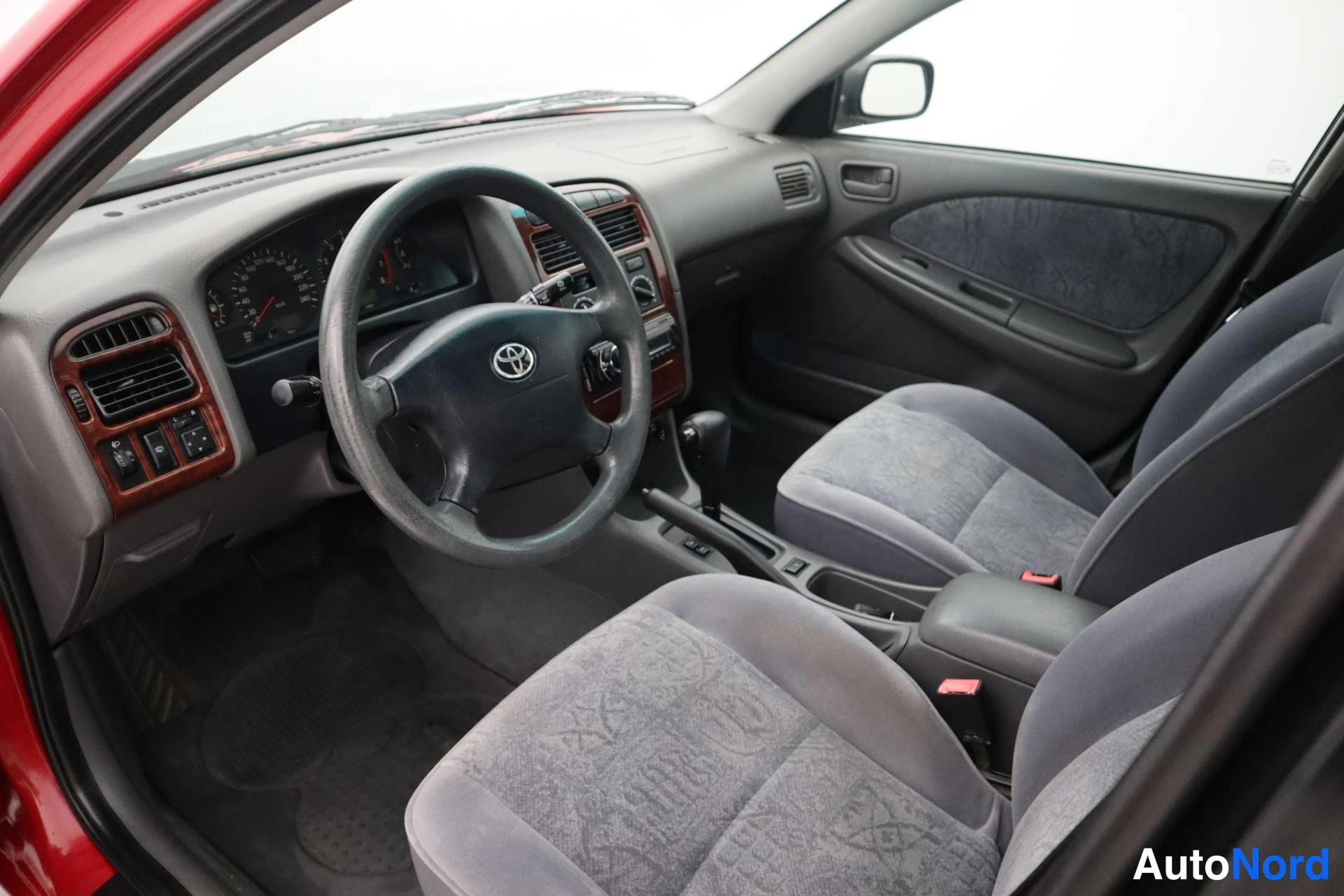 Punainen Toyota Avensis 2000, kuva 13