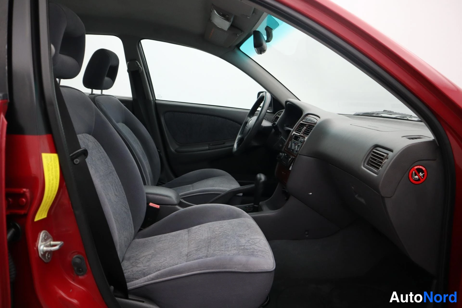 Punainen Toyota Avensis 2000, kuva 14