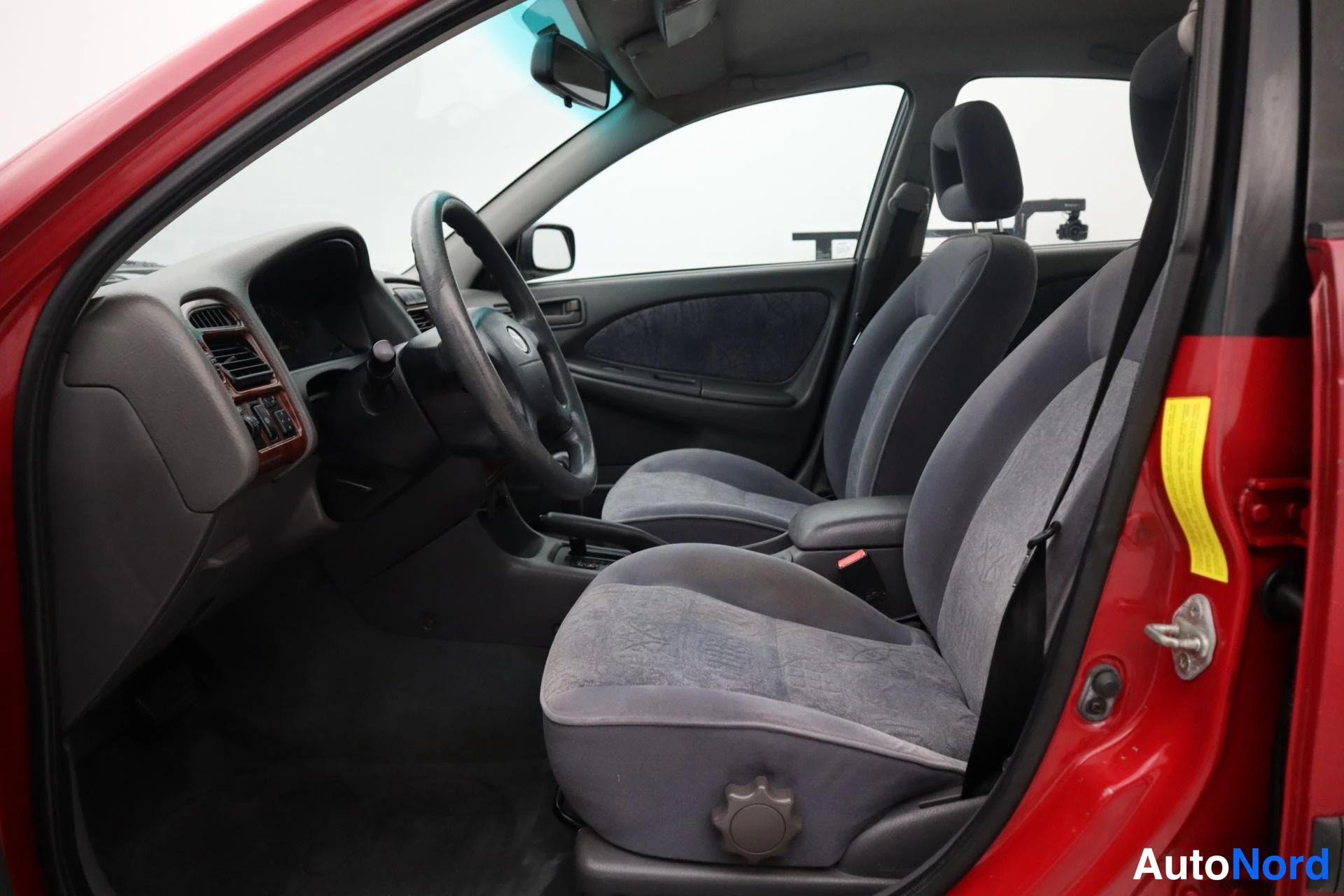 Punainen Toyota Avensis 2000, kuva 15