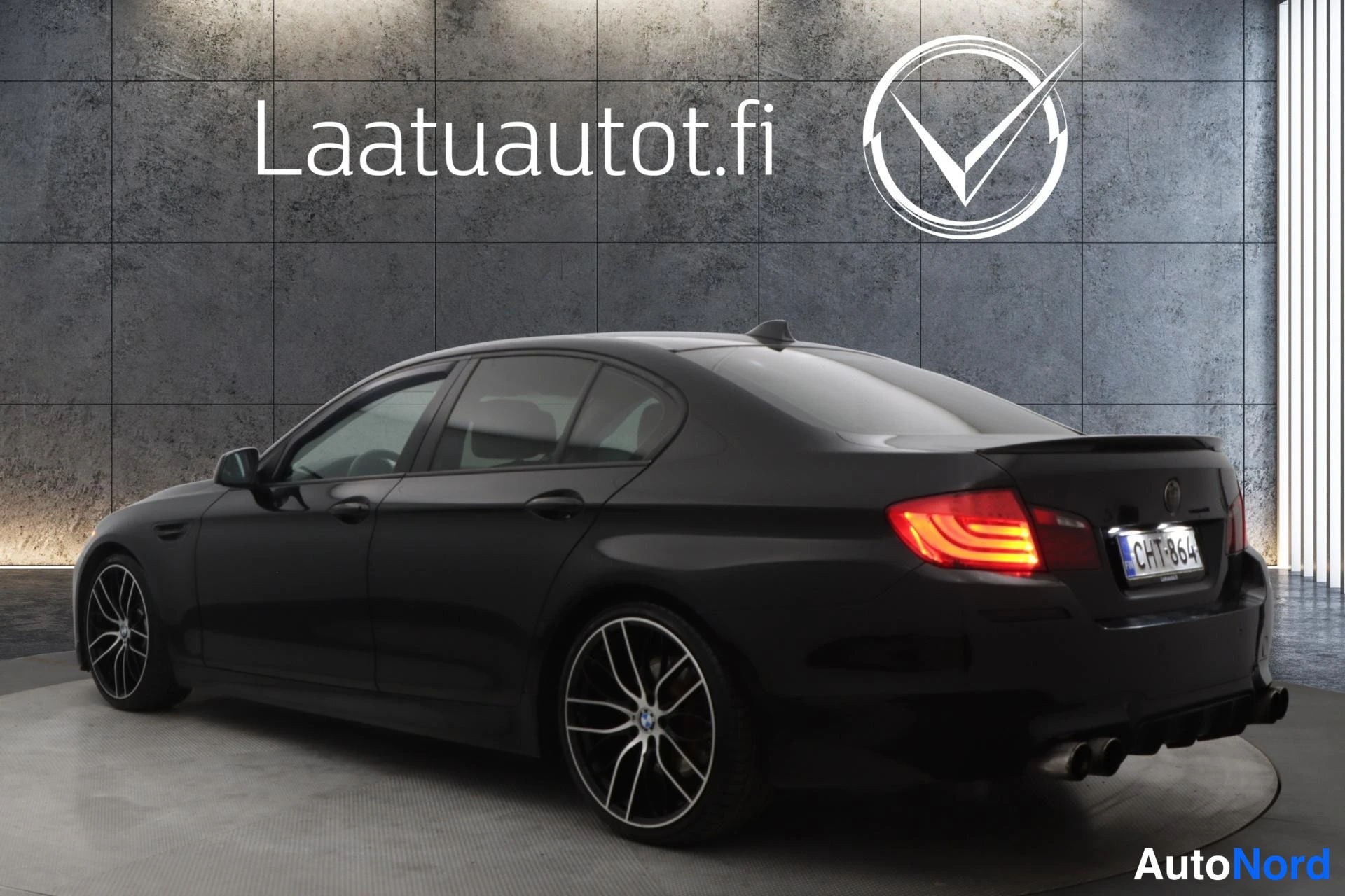 Musta BMW 520d 2010, takaviisto, kuva 2