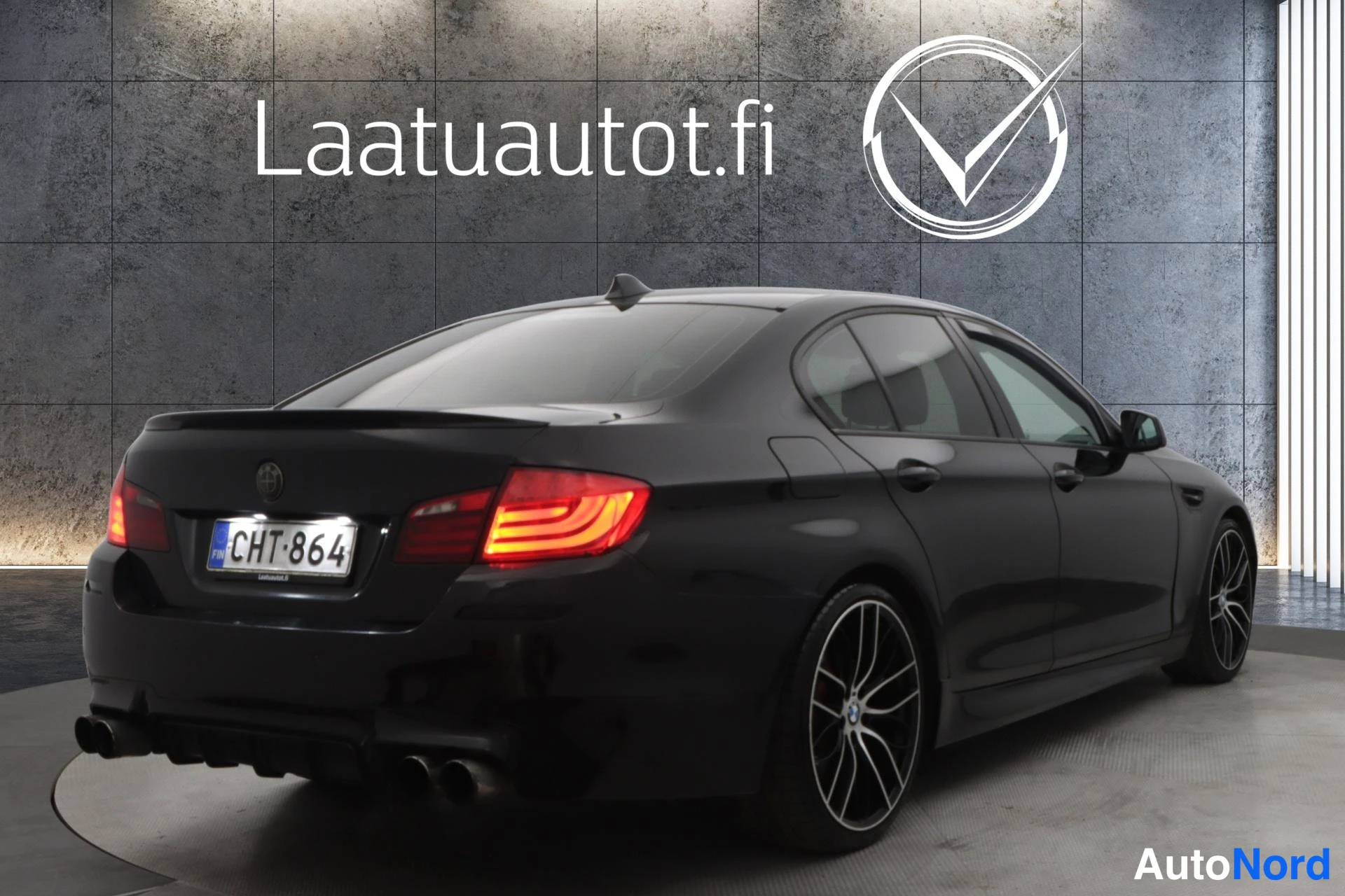 Musta BMW 520d 2010, takaviisto, kuva 3