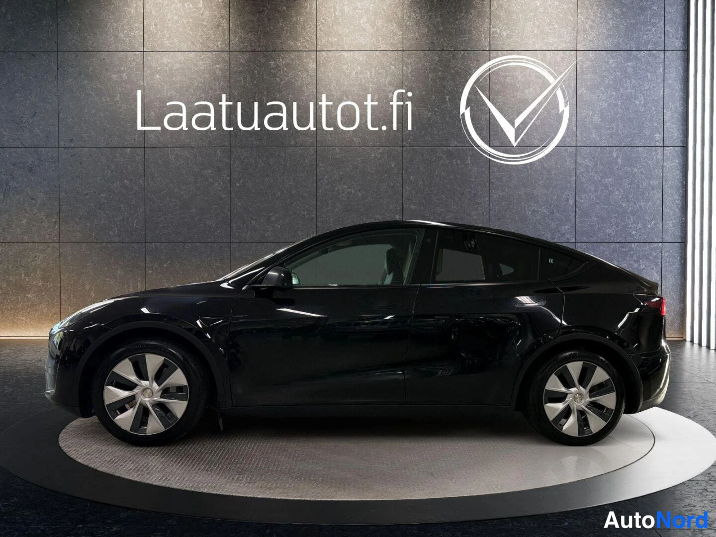 Black Tesla Model Y 2023, side, photo 4