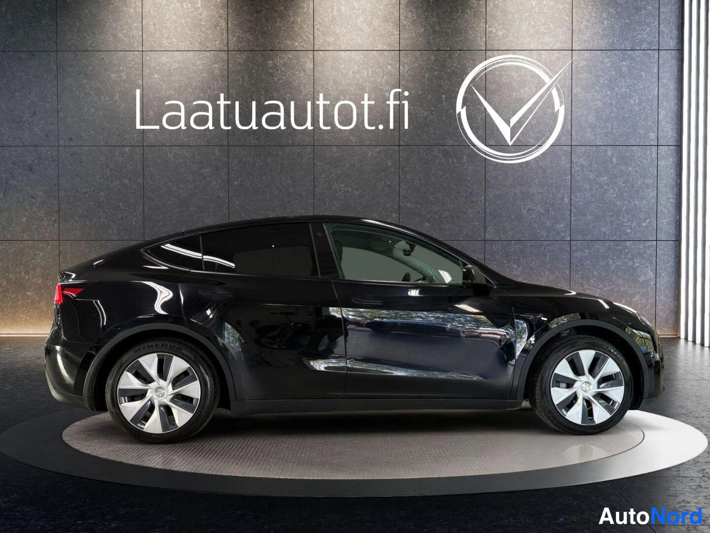 Black Tesla Model Y 2023, side, photo 3