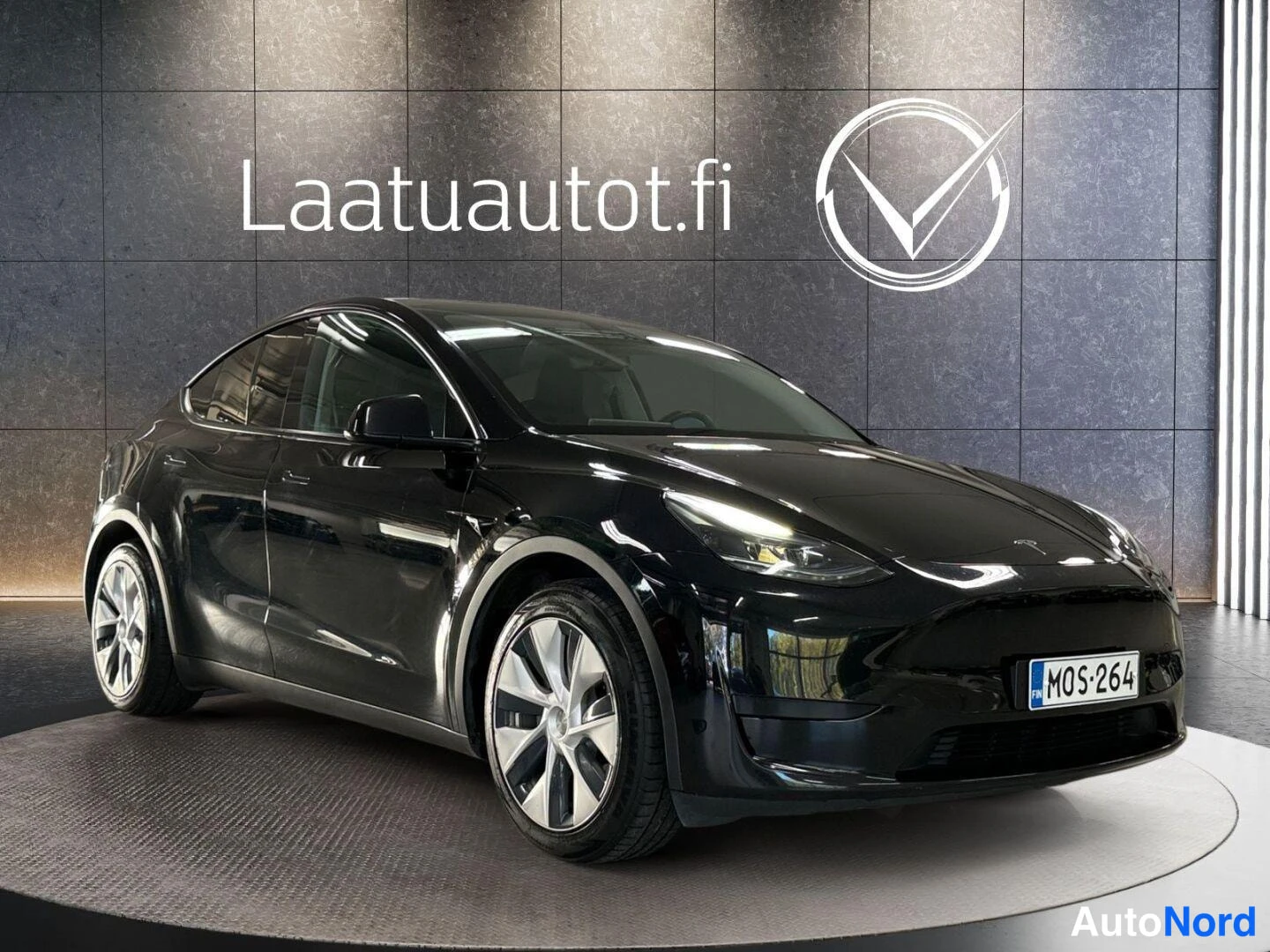 Black Tesla Model Y 2023, front three-quarter, nose to the right, photo 2