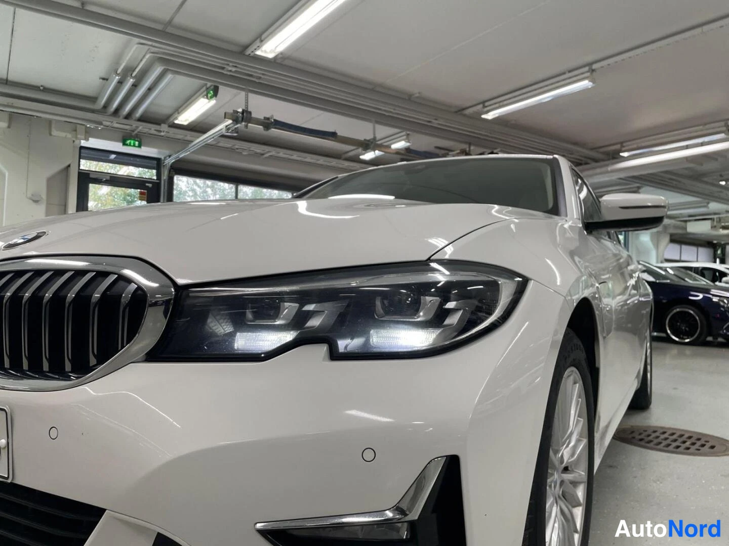 Valkoinen BMW 330 2020, etuviisto, keula vasemmalle, kuva 2