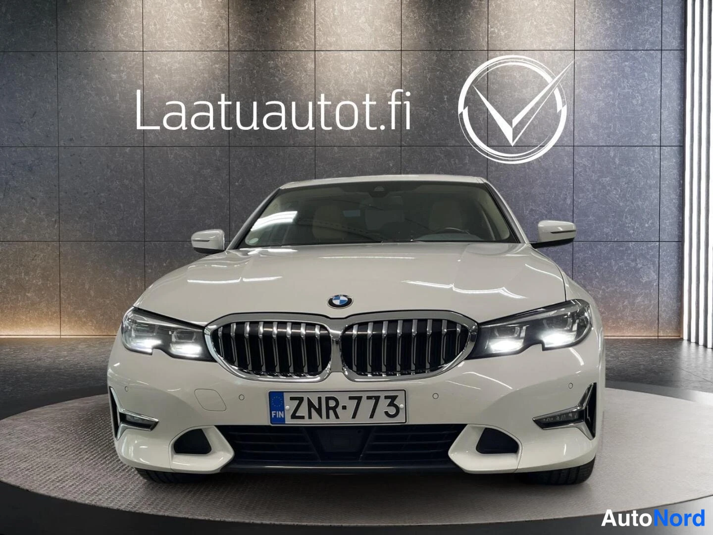 Valkoinen BMW 330 2020, edestä, kuva 5