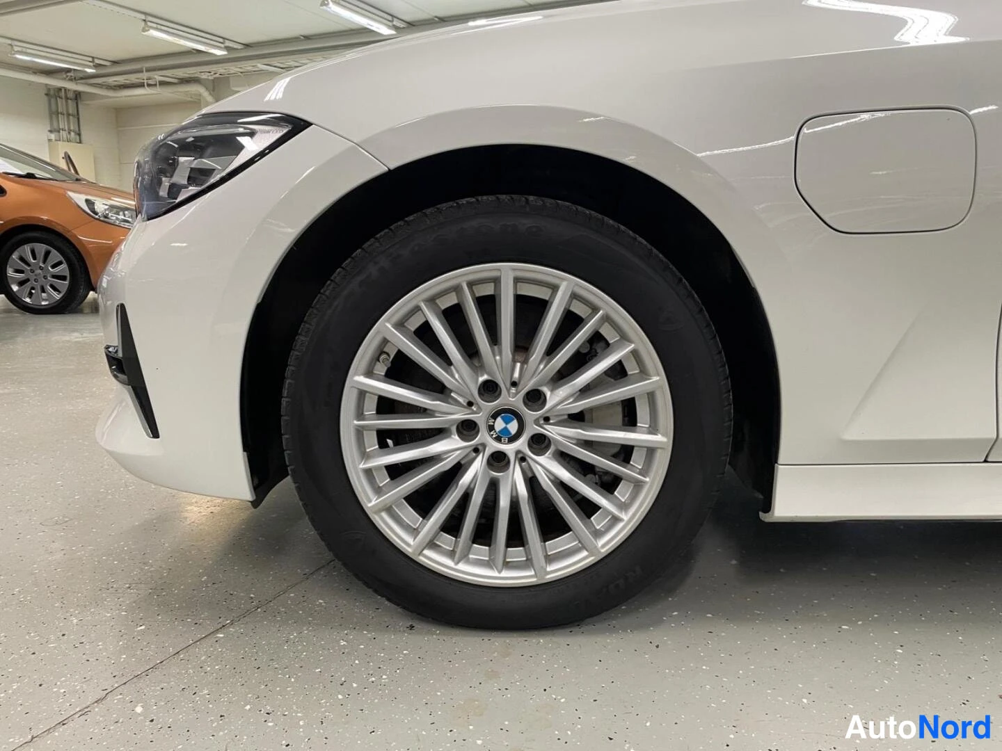 Valkoinen BMW 330 2020, etuviisto, keula vasemmalle, kuva 3