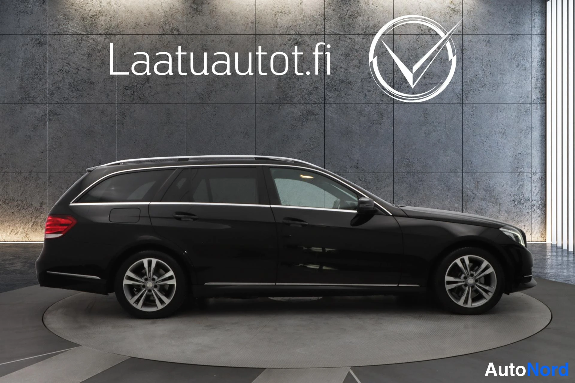 Musta Mercedes-Benz E 2014, sivulta, kuva 2