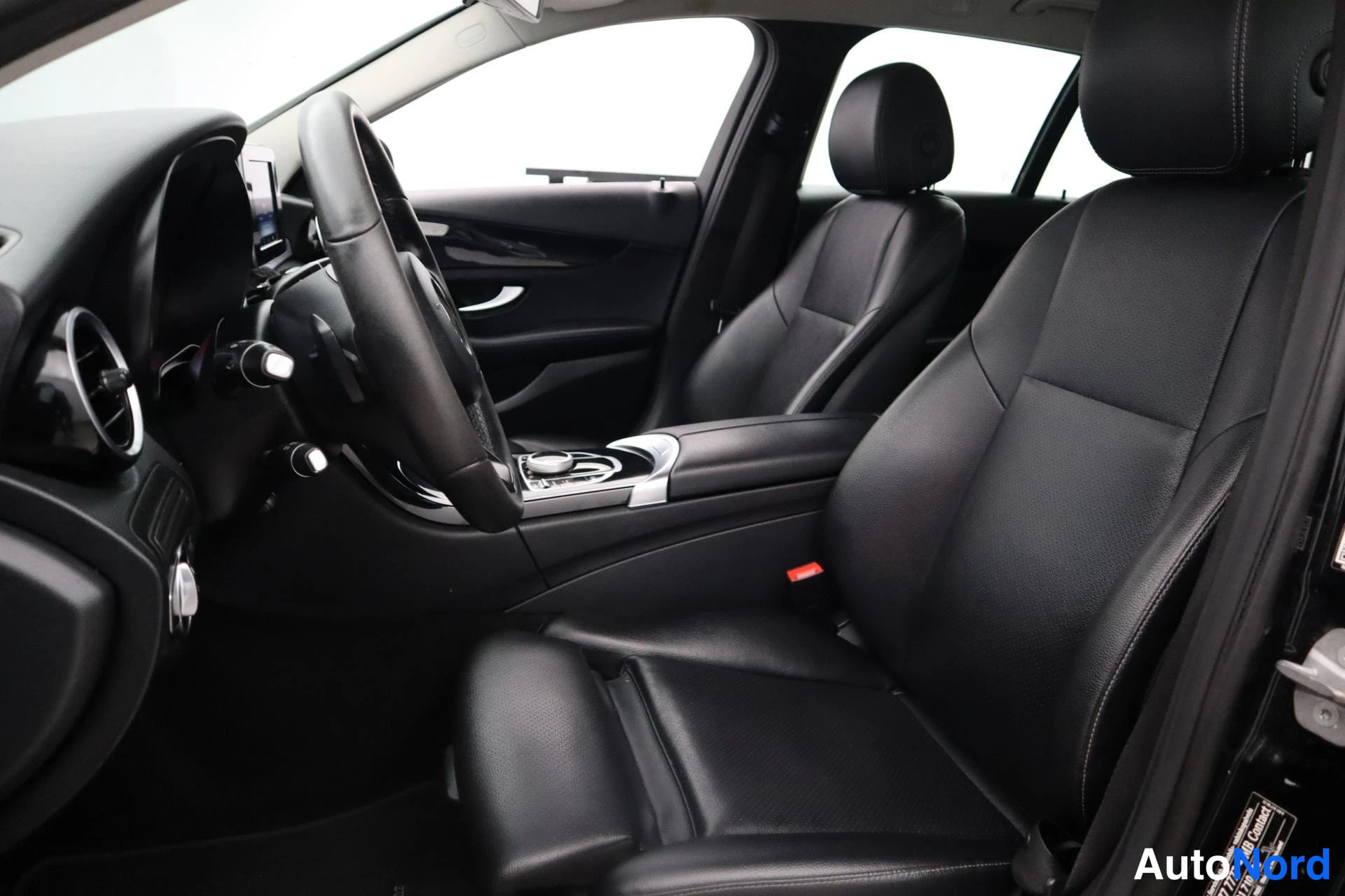 Musta Mercedes-Benz C 2016, kuva 13