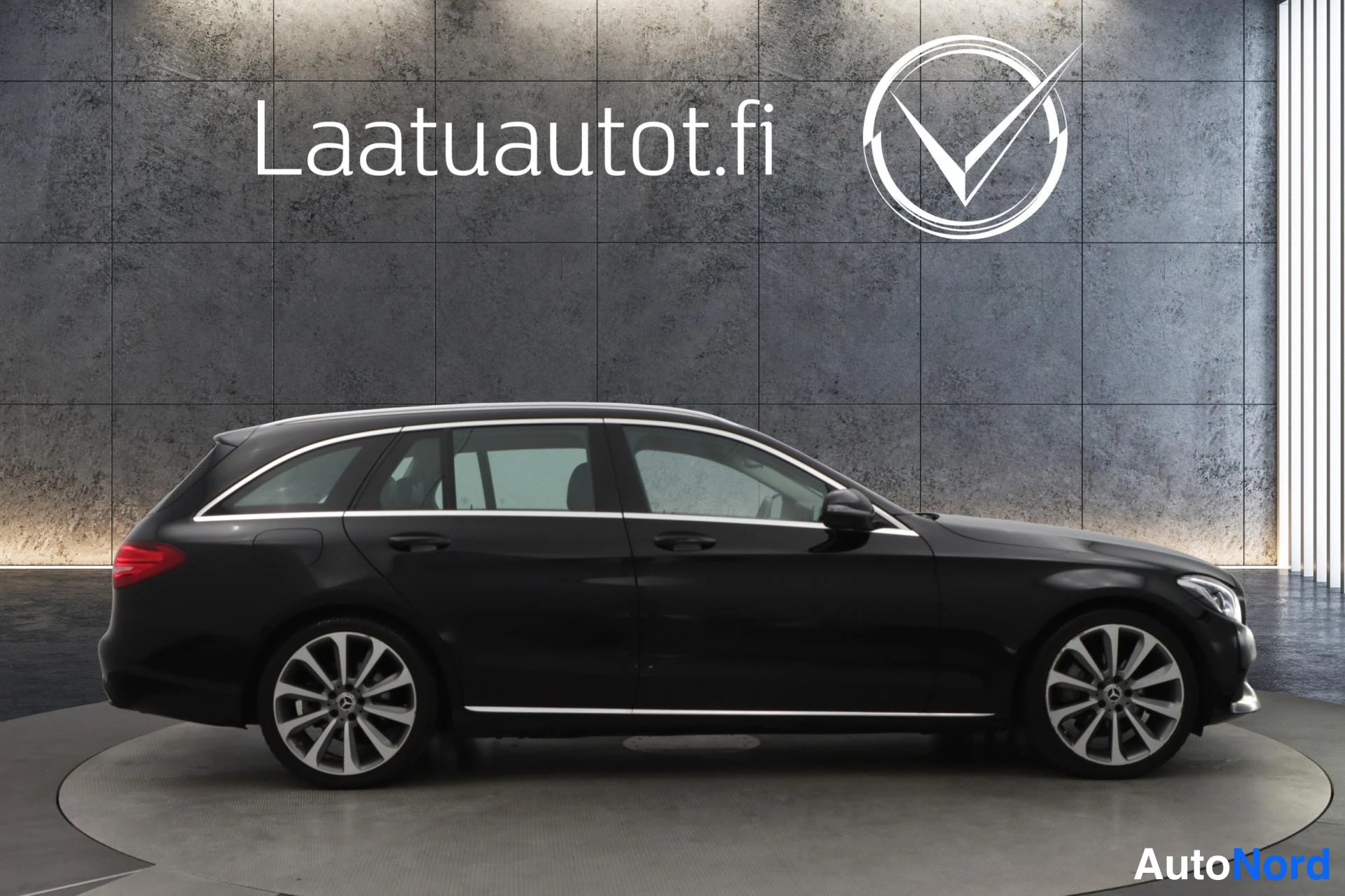 Musta Mercedes-Benz C 2016, sivulta, kuva 2