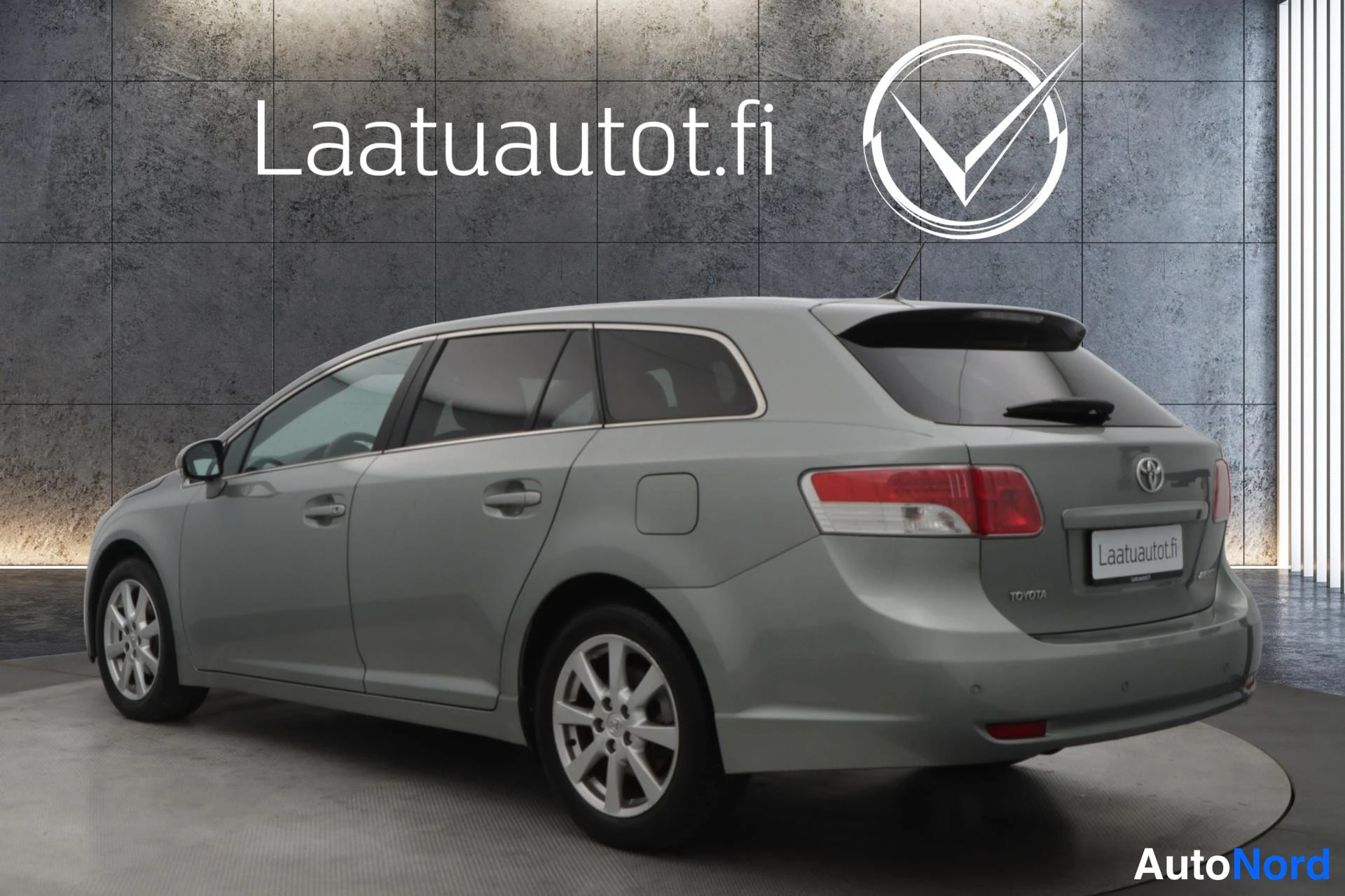 Harmaa Toyota Avensis 2011, kuva 24