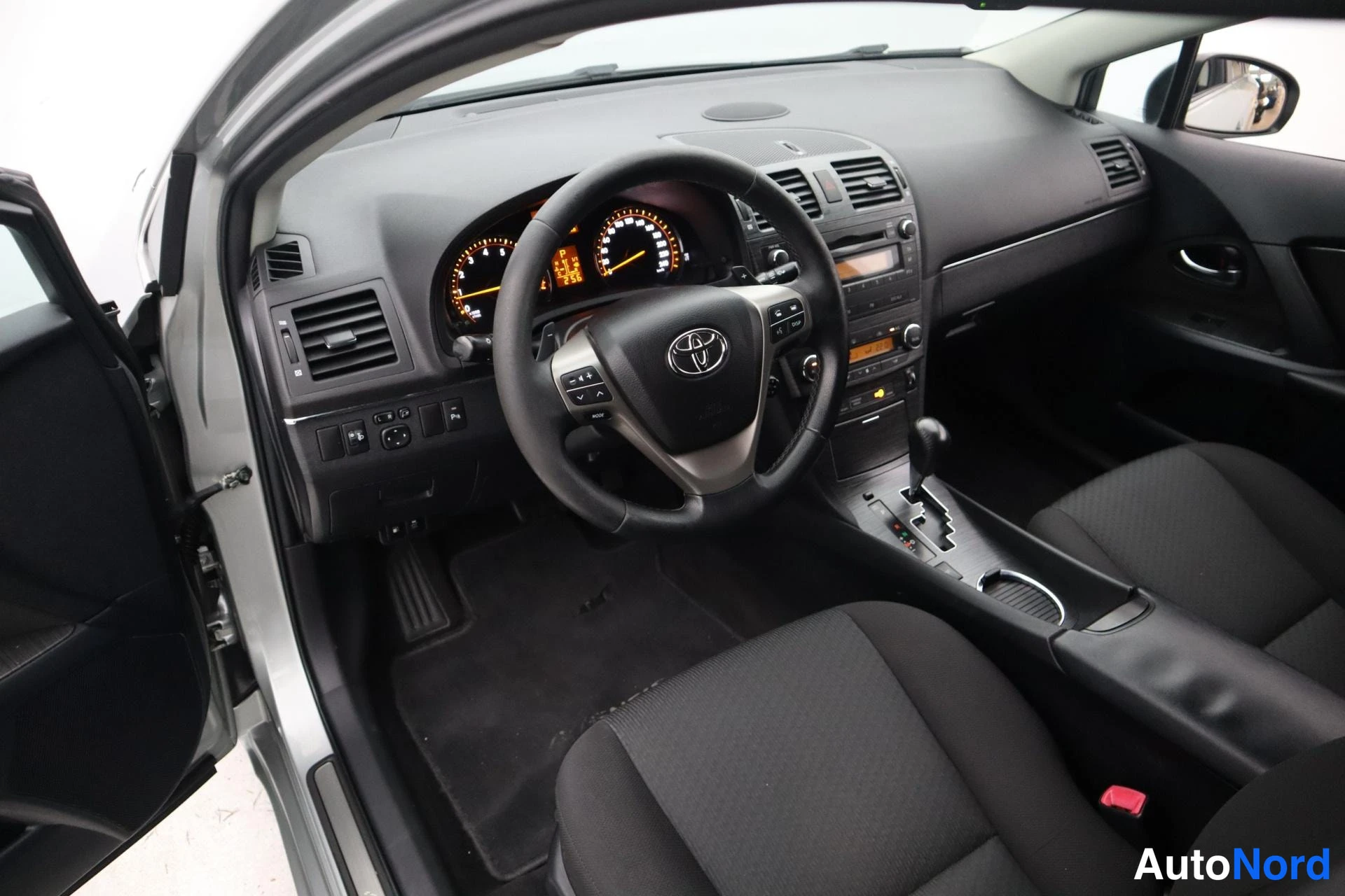 Harmaa Toyota Avensis 2011, kuva 10