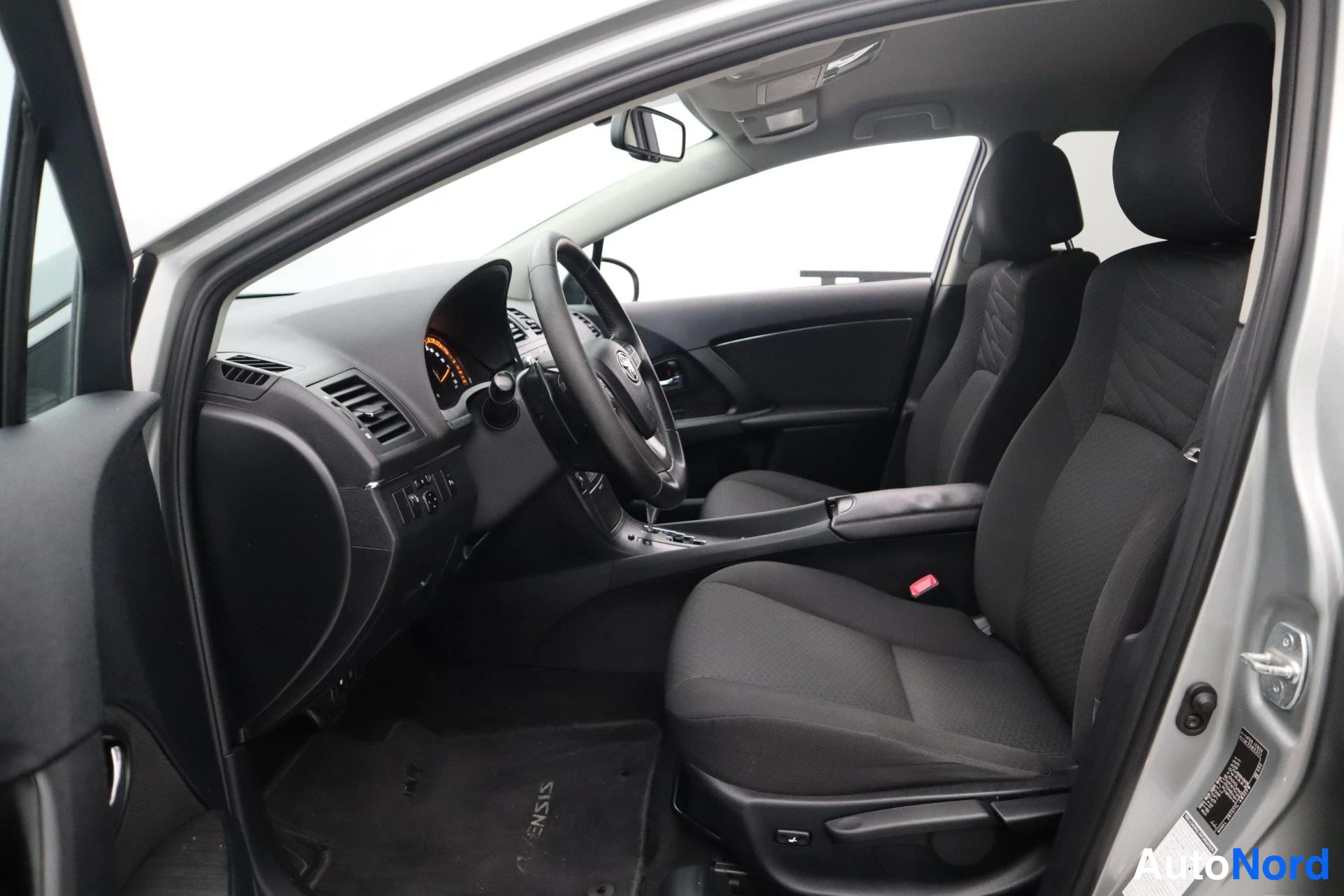 Harmaa Toyota Avensis 2011, kuva 11