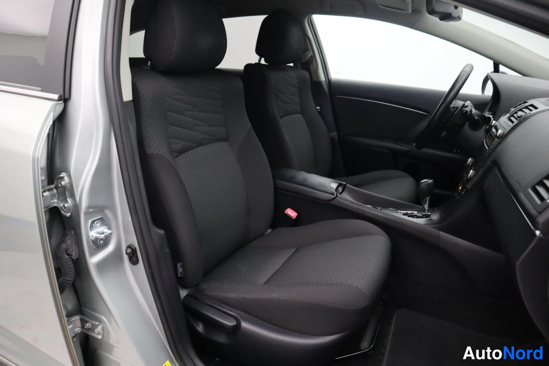 Harmaa Toyota Avensis 2011, kuva 14