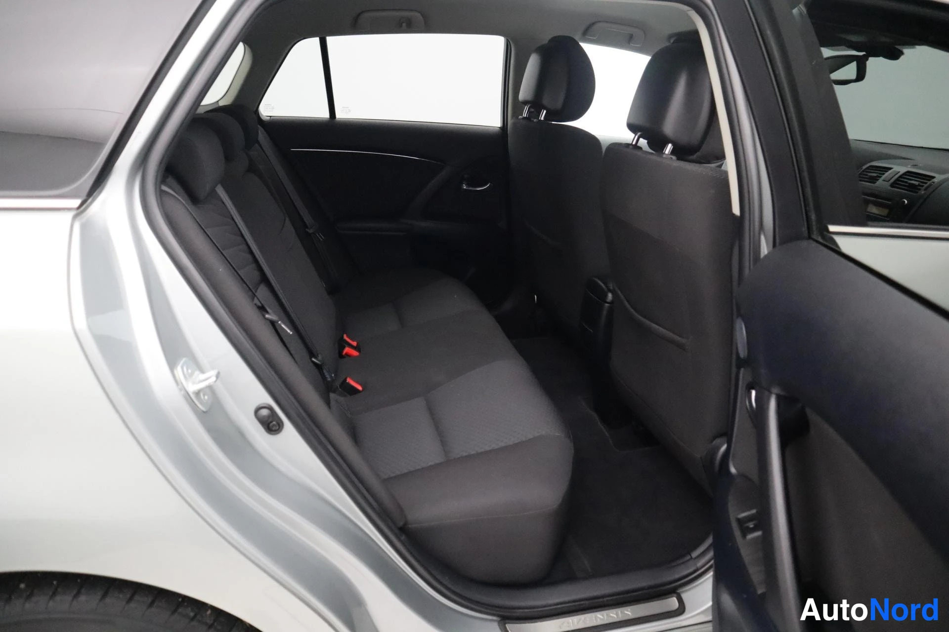 Harmaa Toyota Avensis 2011, kuva 15