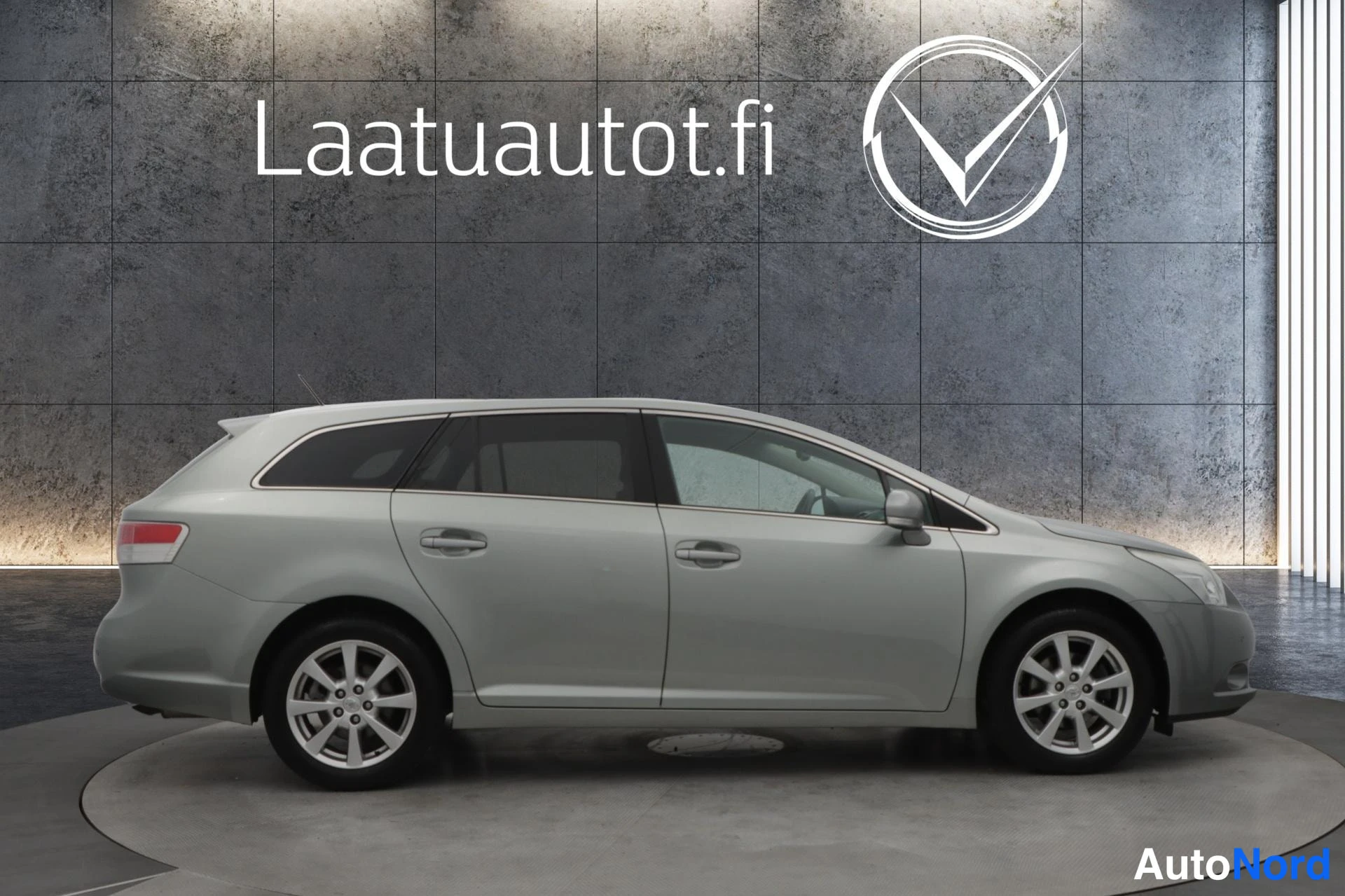 Harmaa Toyota Avensis 2011, kuva 26