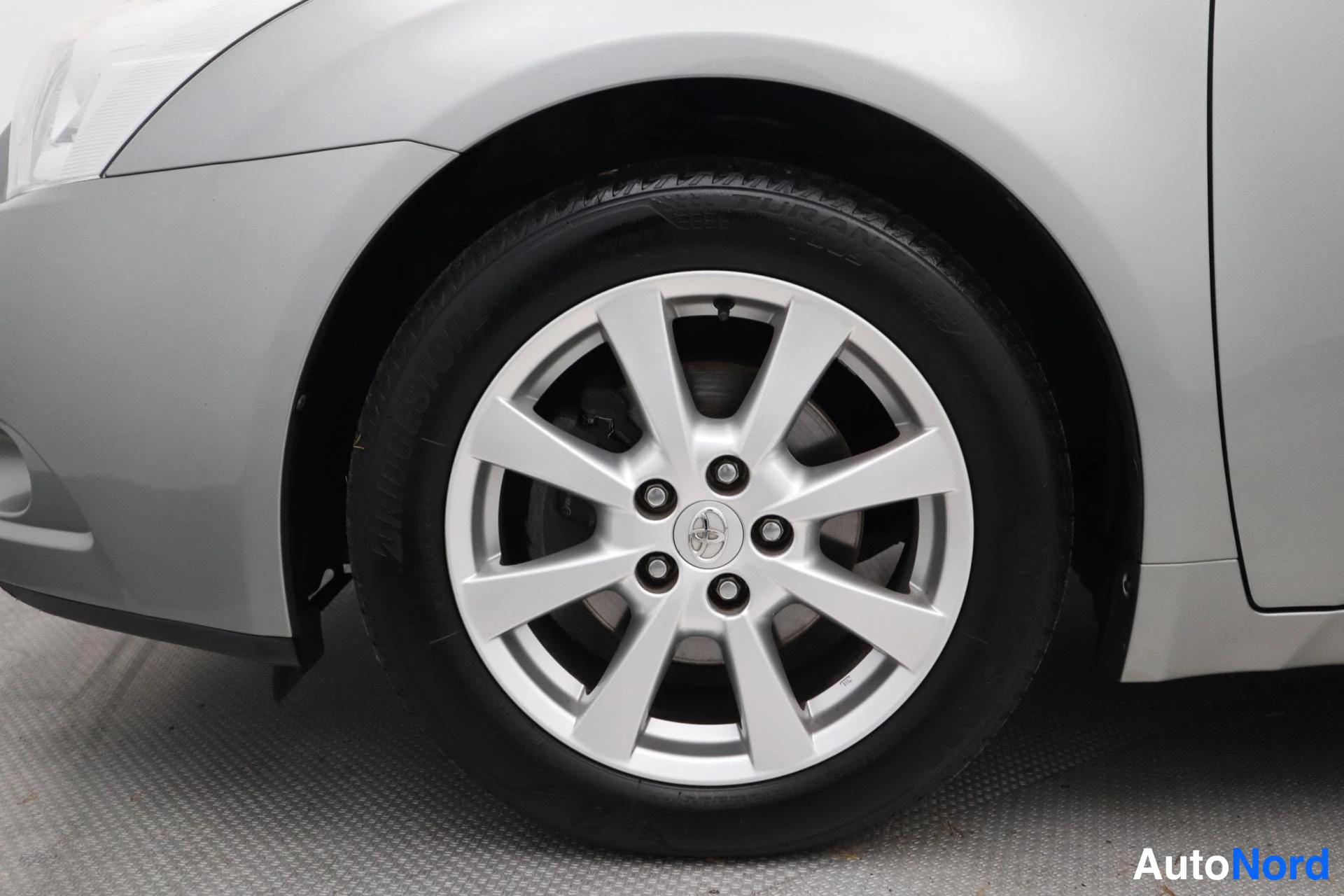 Harmaa Toyota Avensis 2011, kuva 7