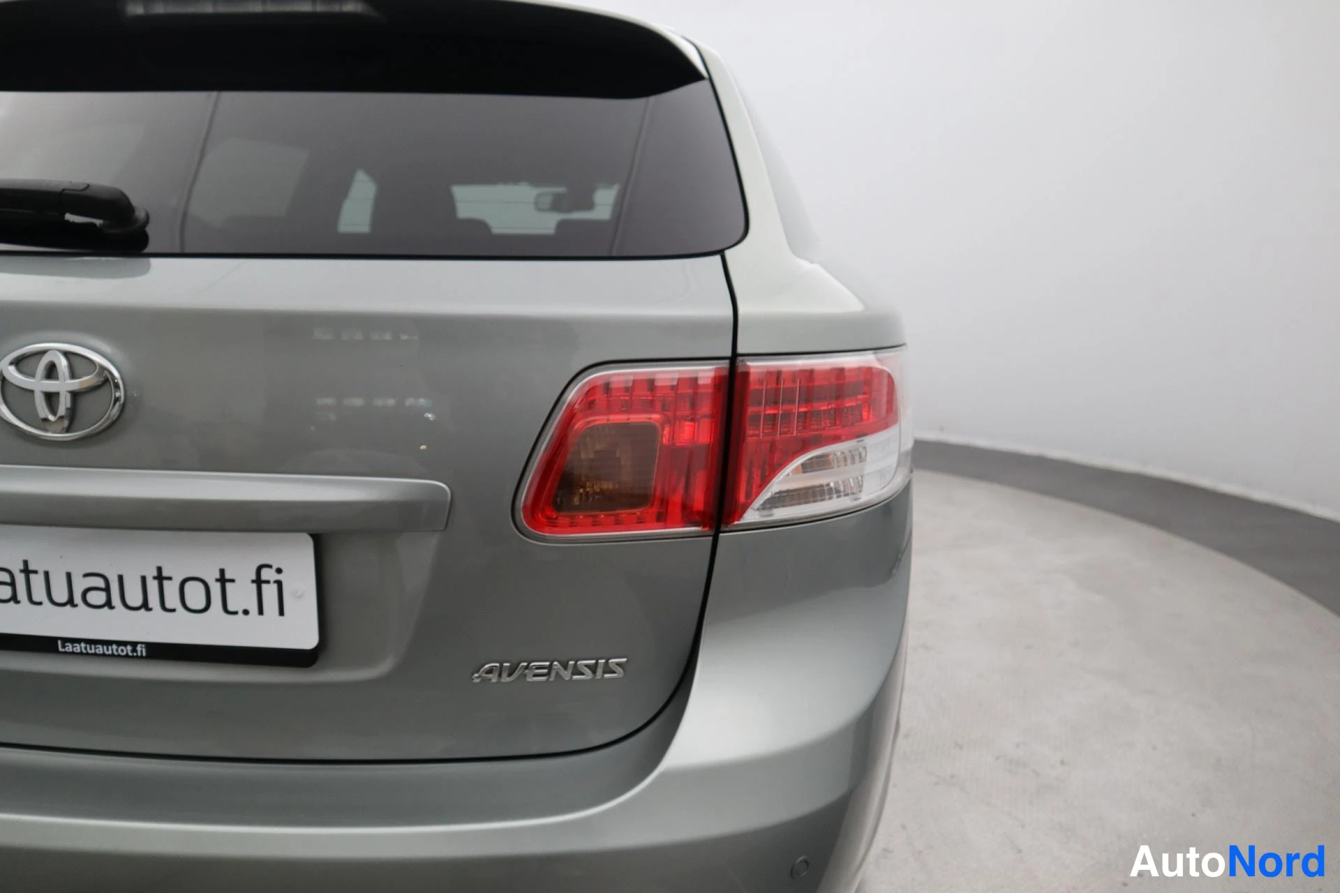 Harmaa Toyota Avensis 2011, takaa, kuva 2