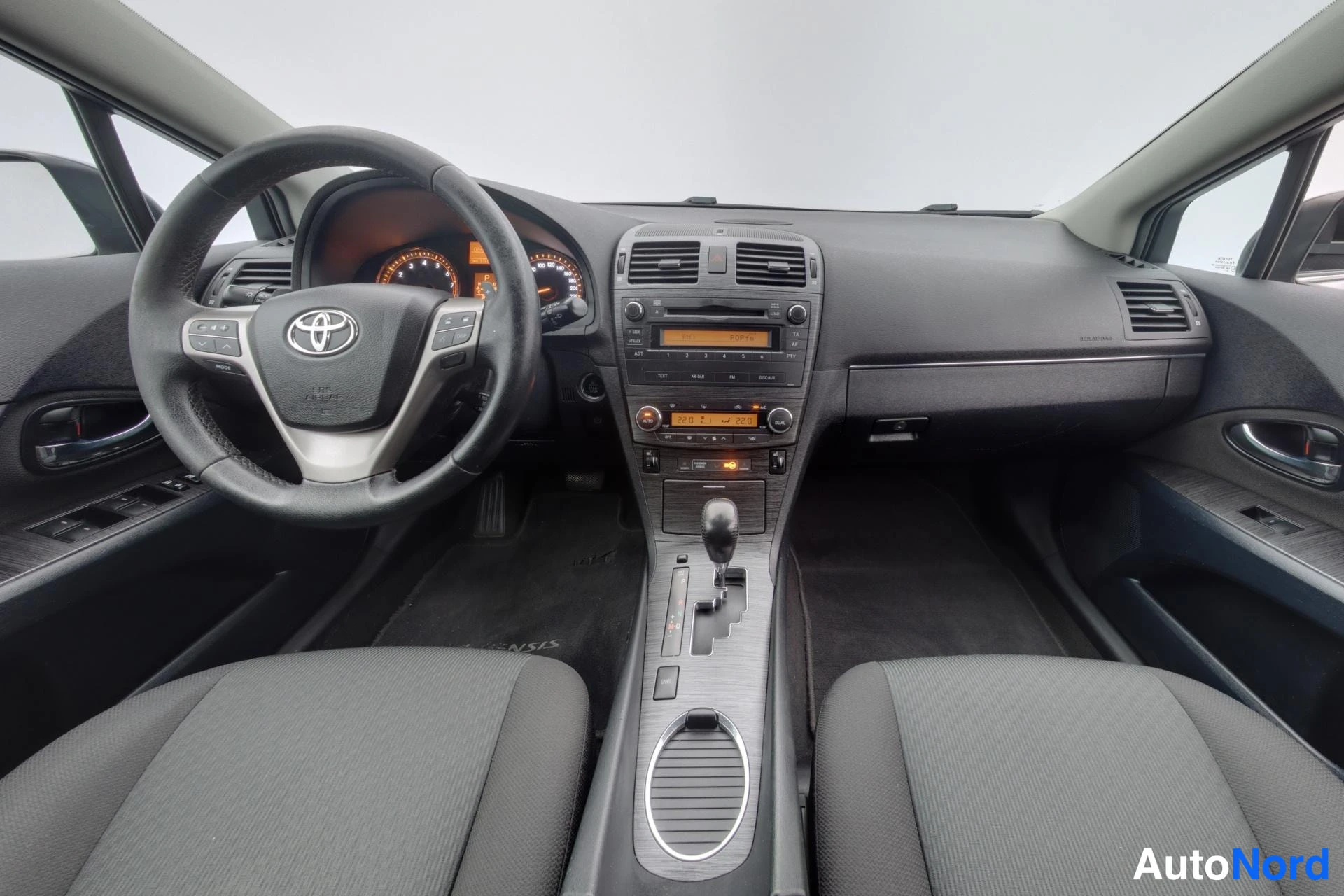Harmaa Toyota Avensis 2011, asiakirja, kuva 4