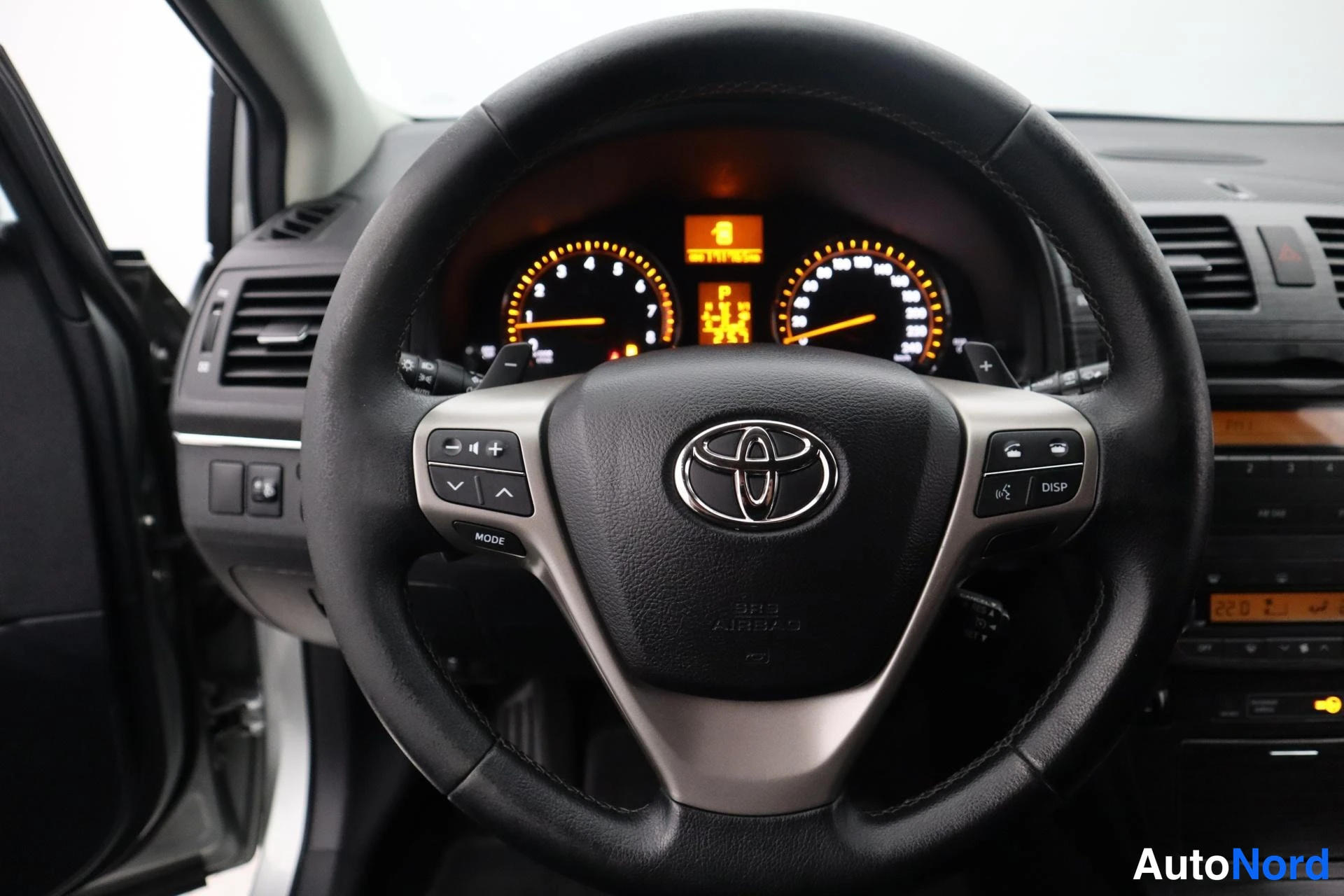 Harmaa Toyota Avensis 2011, asiakirja, kuva 5