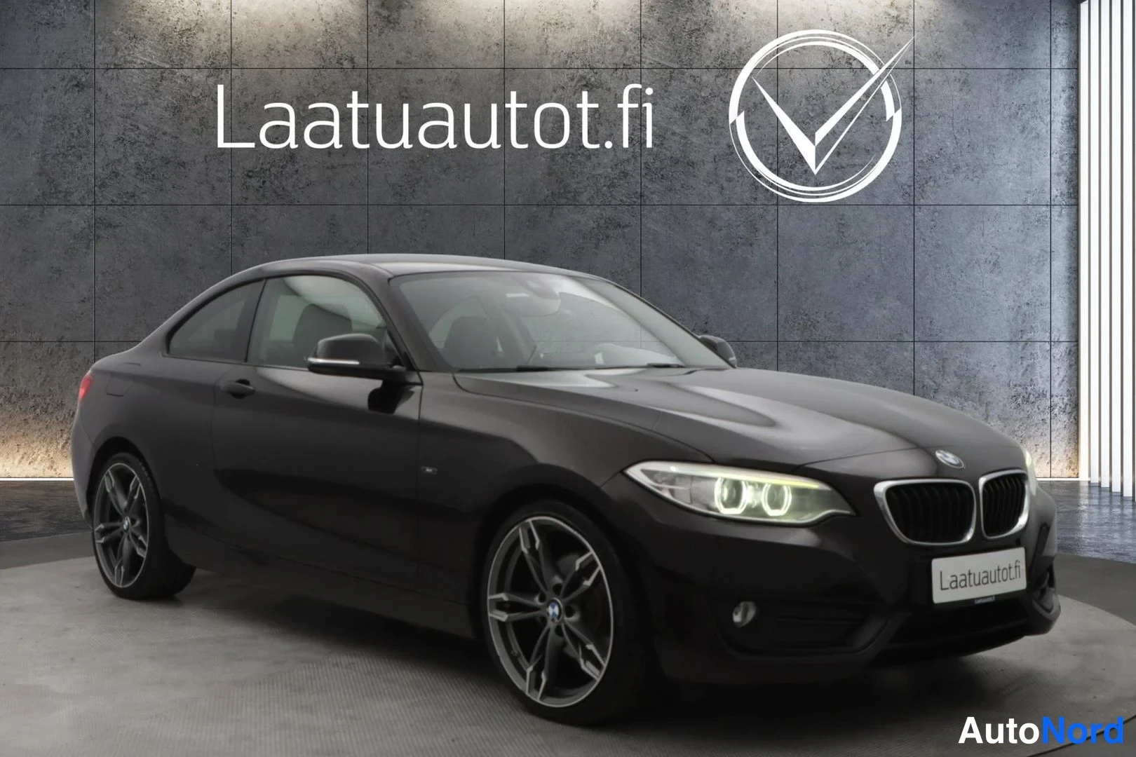Ruskea BMW 220i 2014, etuviisto, keula oikealle, kuva 3