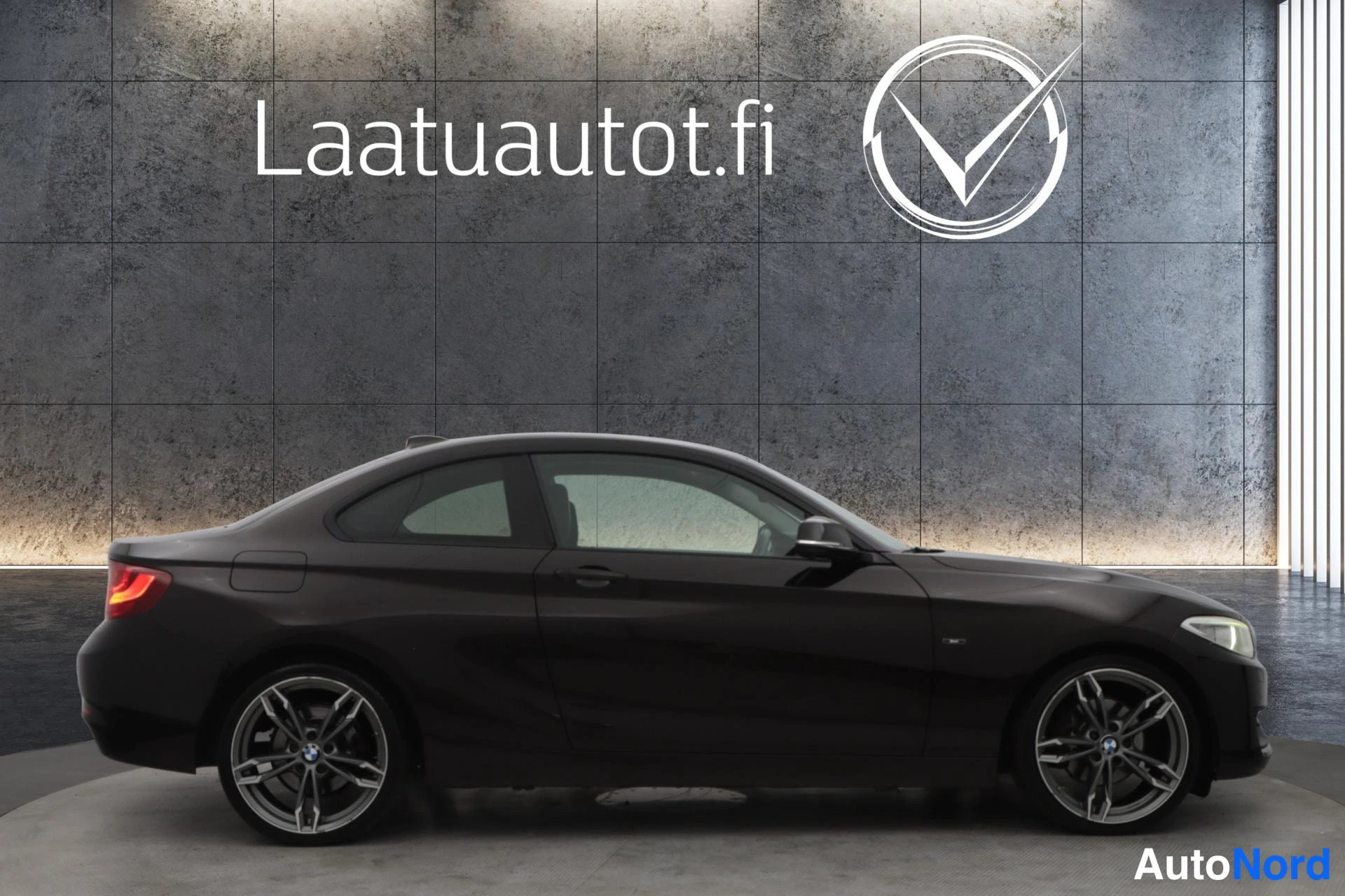 Ruskea BMW 220i 2014, etuviisto, keula oikealle, kuva 2