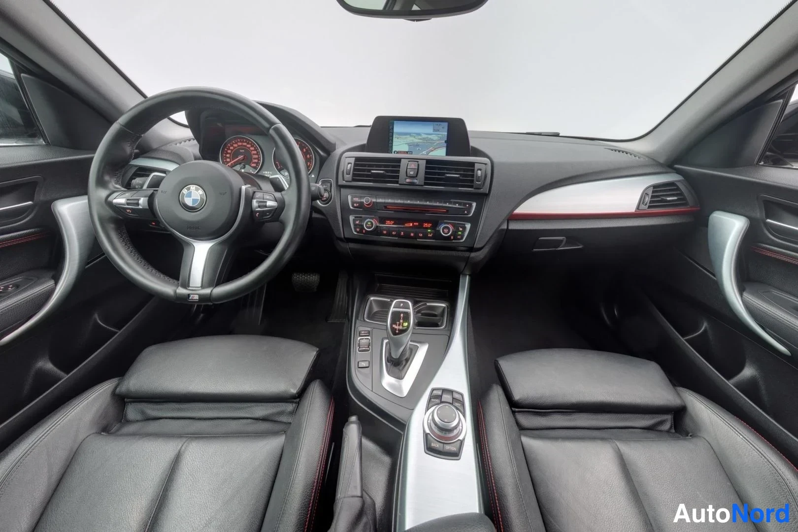 Ruskea BMW 220i 2014, ohjaamo, kuva 7