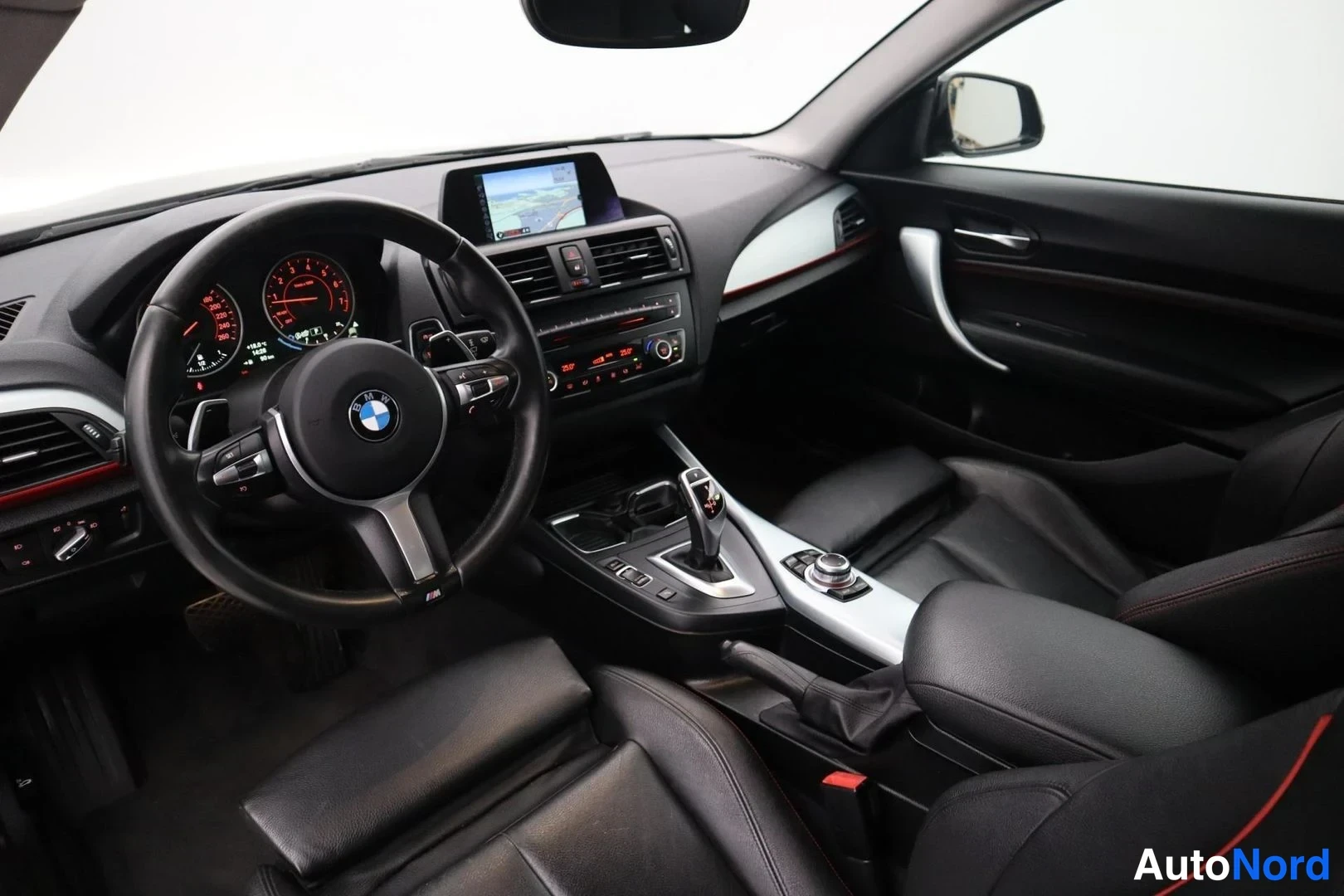 Ruskea BMW 220i 2014, ohjaamo, kuva 9